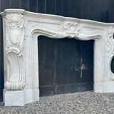 Impressionnante cheminée de style Louis XV en marbre de Carrare vers 1880