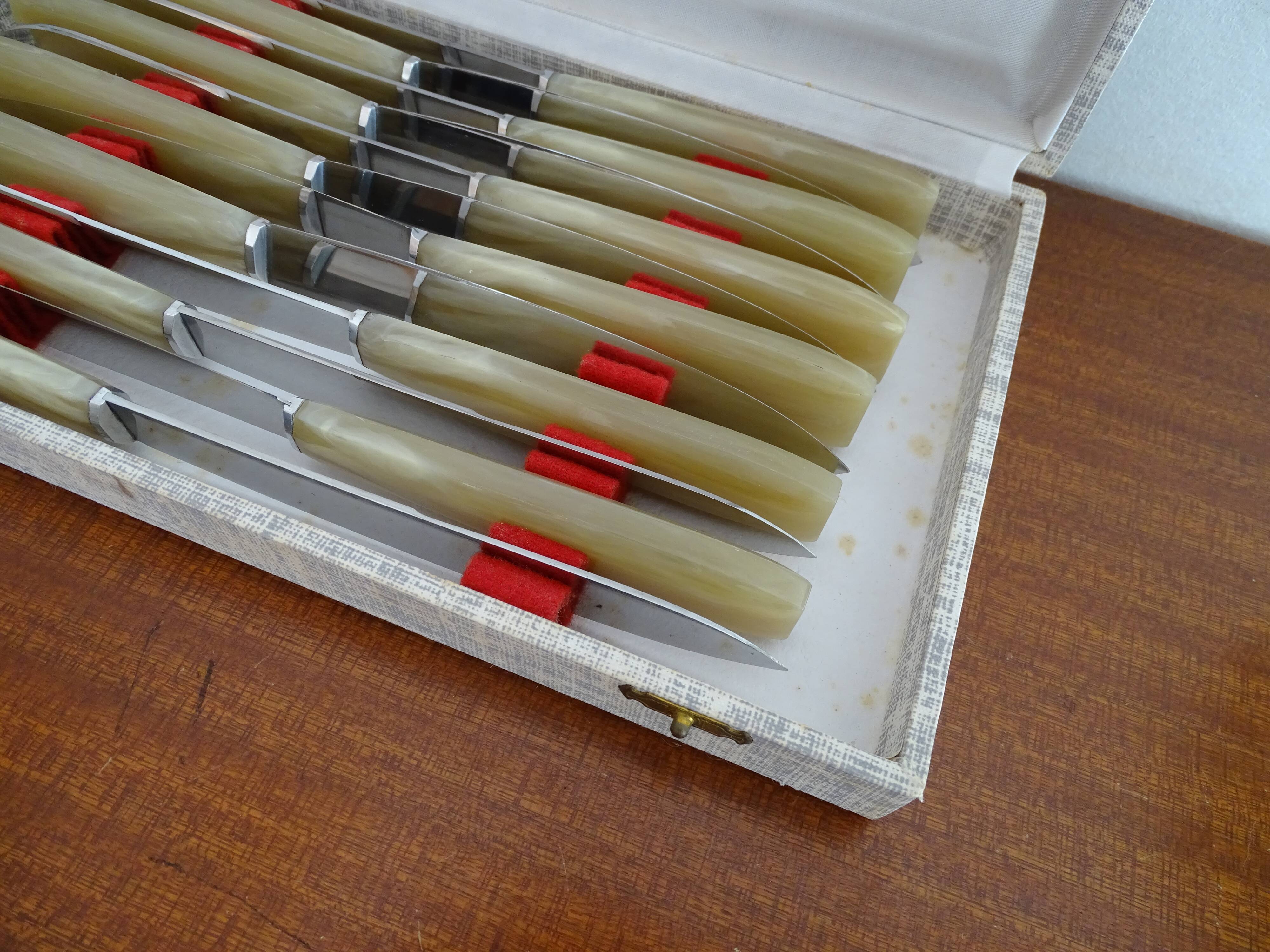 Lot 12 Art Deco style knives in case