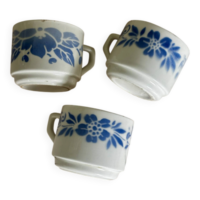 Ensemble de 3 tasses anciennes en faïence motif floral bleu
