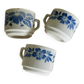 Ensemble de 3 tasses anciennes en faïence motif floral bleu
