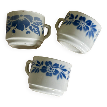 Ensemble de 3 tasses anciennes en faïence motif floral bleu
