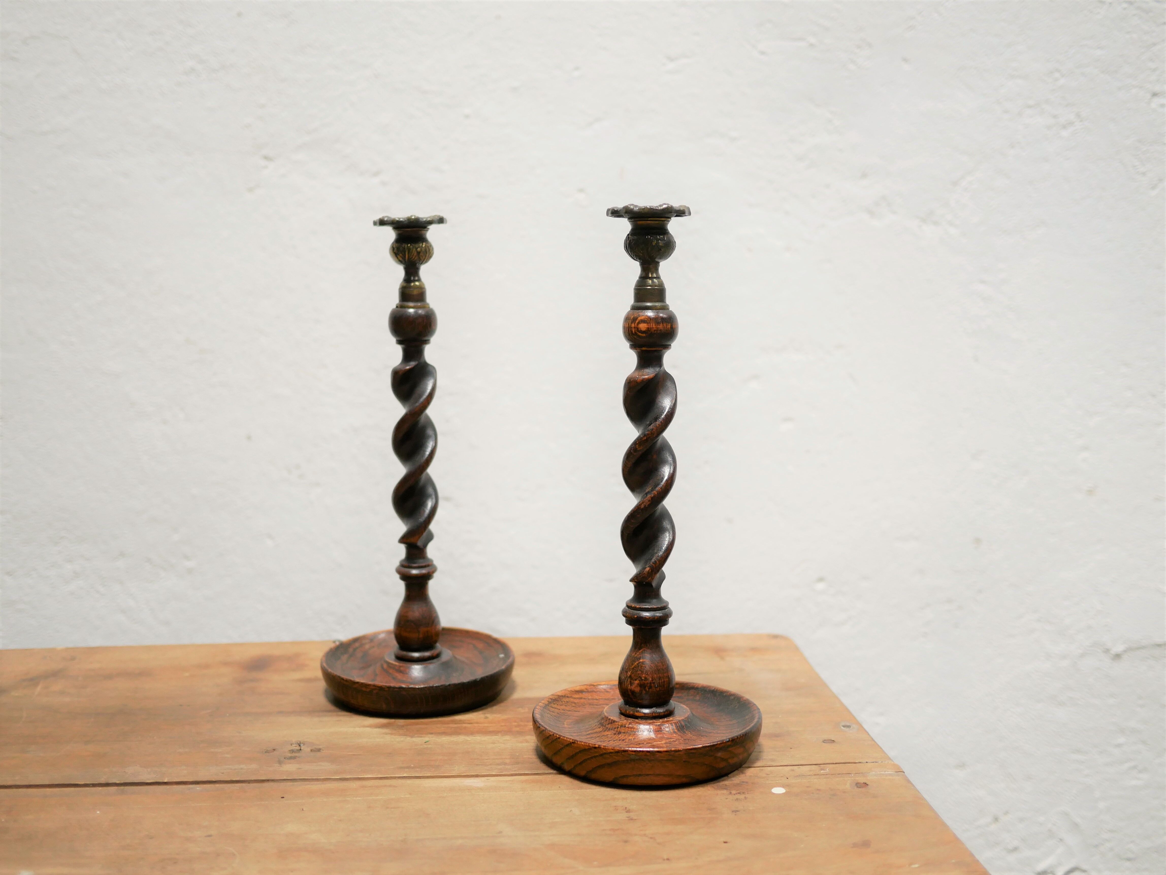 Paire de bougeoirs anciens en bois et bronze