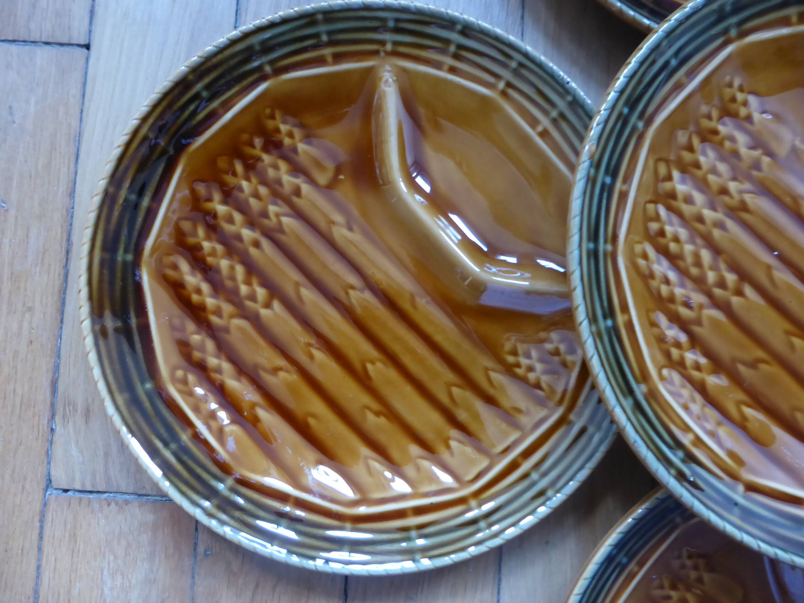 5 asparagus plates, 1 Sarreguemines dish L1 / 200106