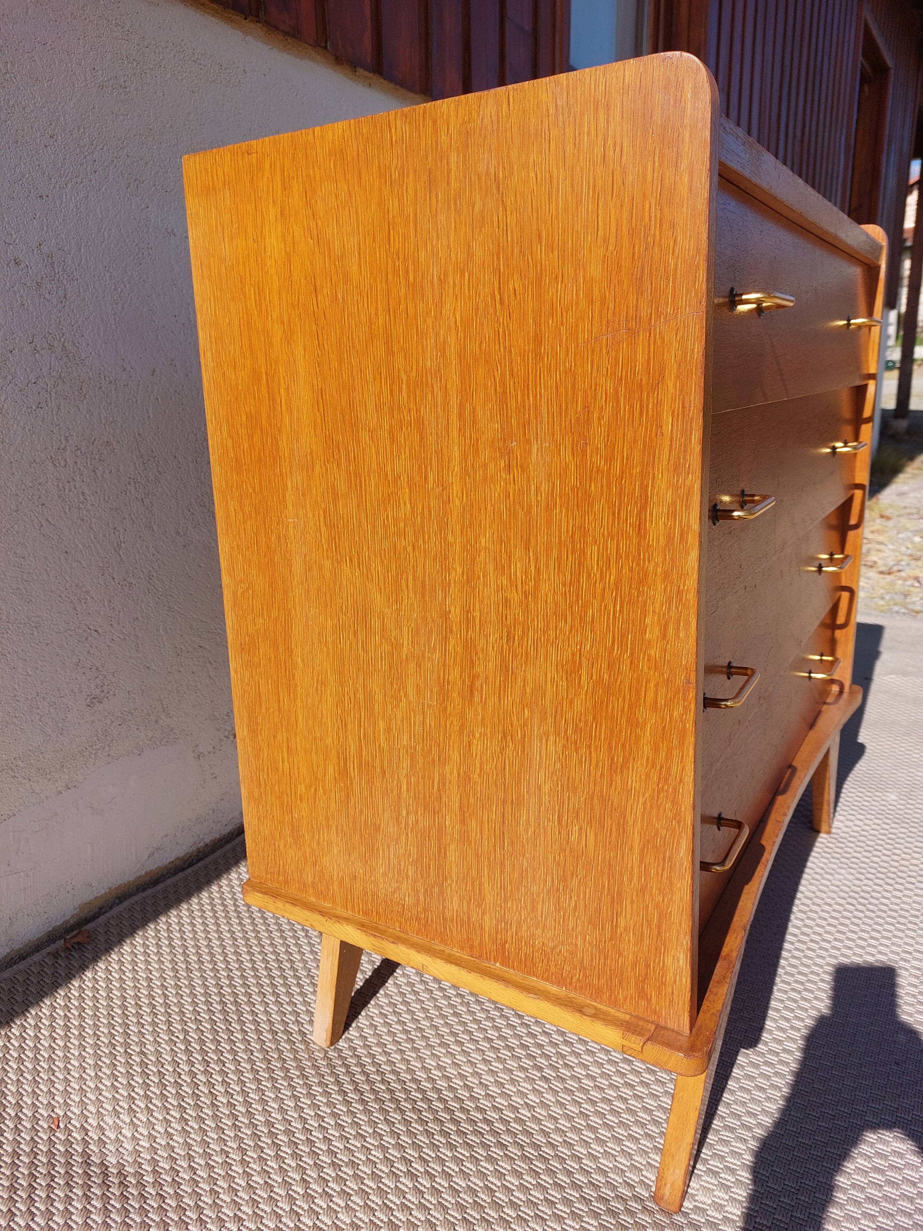 commode vintage aux pieds compas
