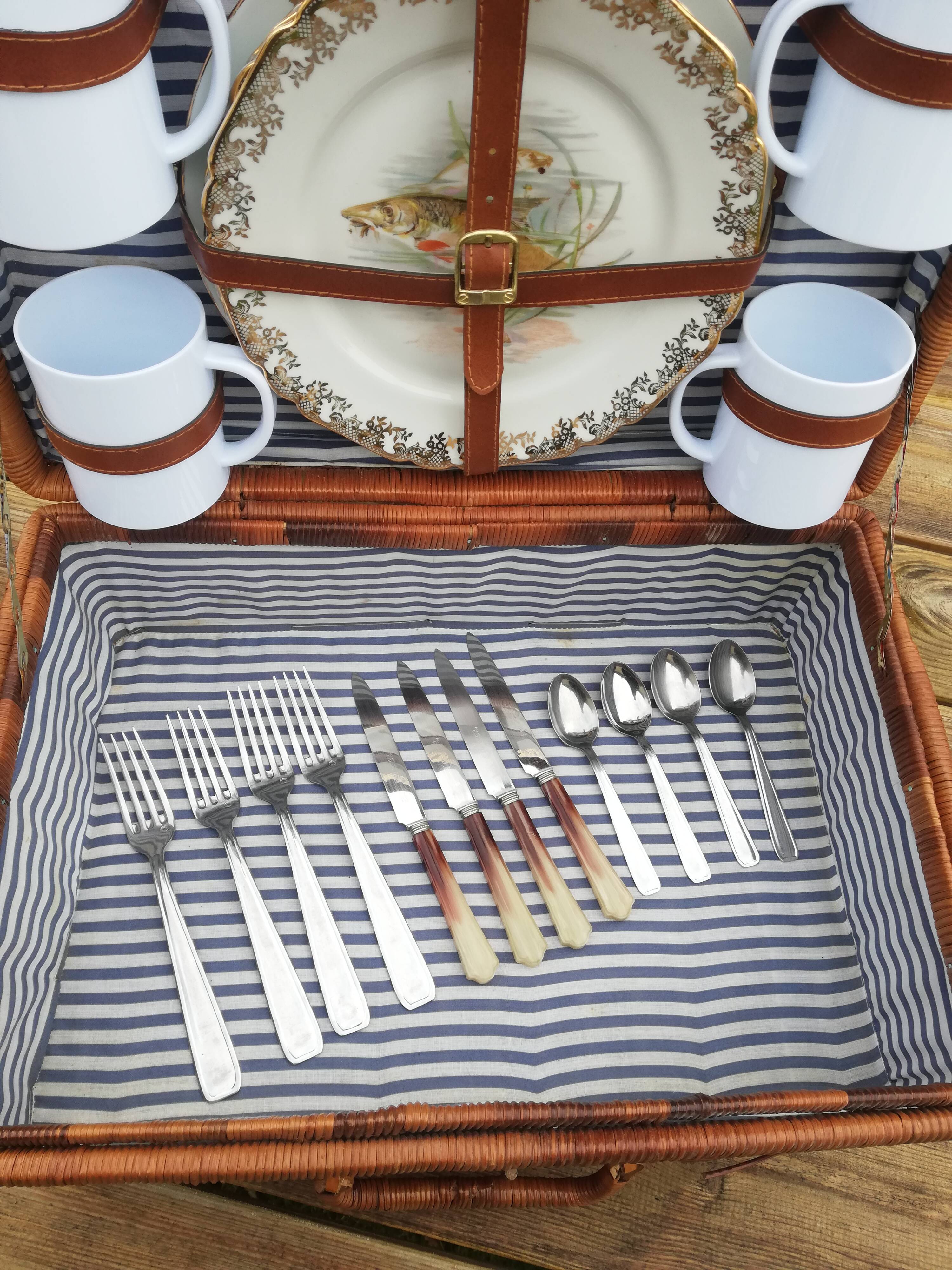 Vintage wicker pic-nic suitcase