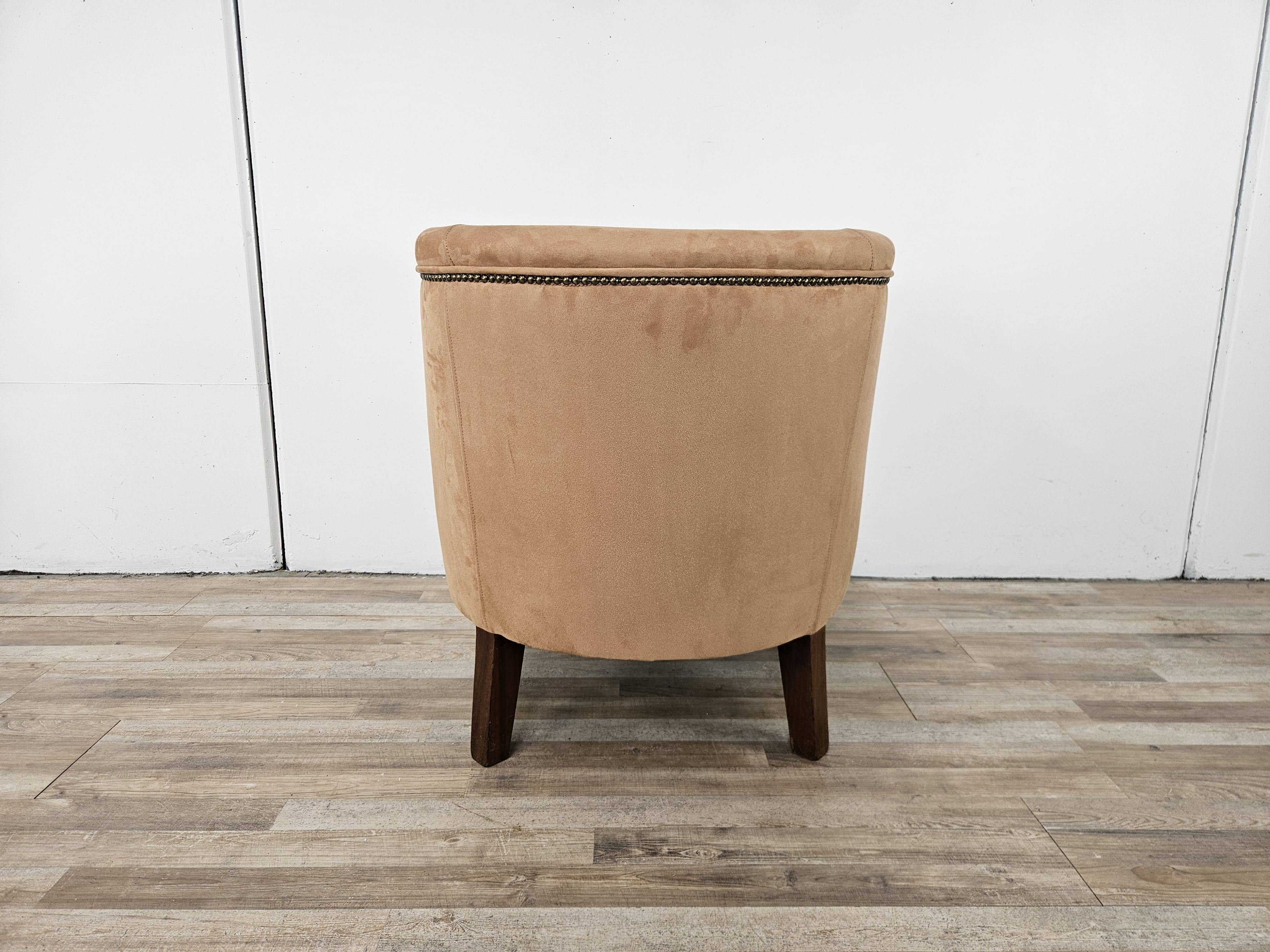 1940s Art Decò armchair in walnut and velvet