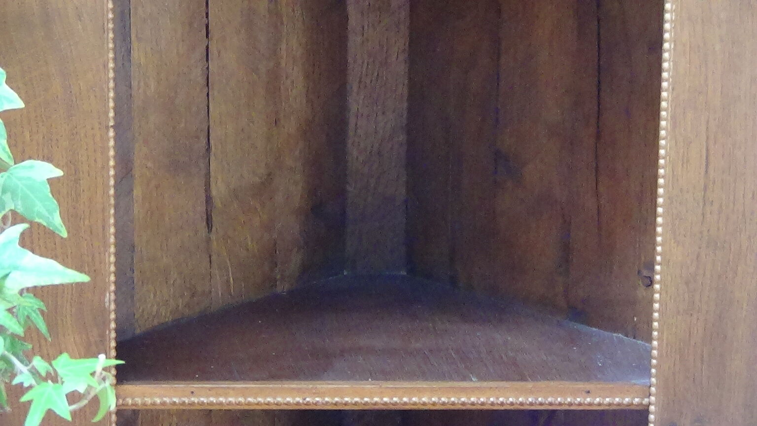 Corner cabinet
