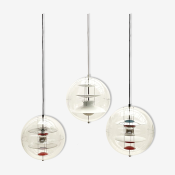 Ensemble de 3 lampes à suspension à globe de verre du milieu du siècle