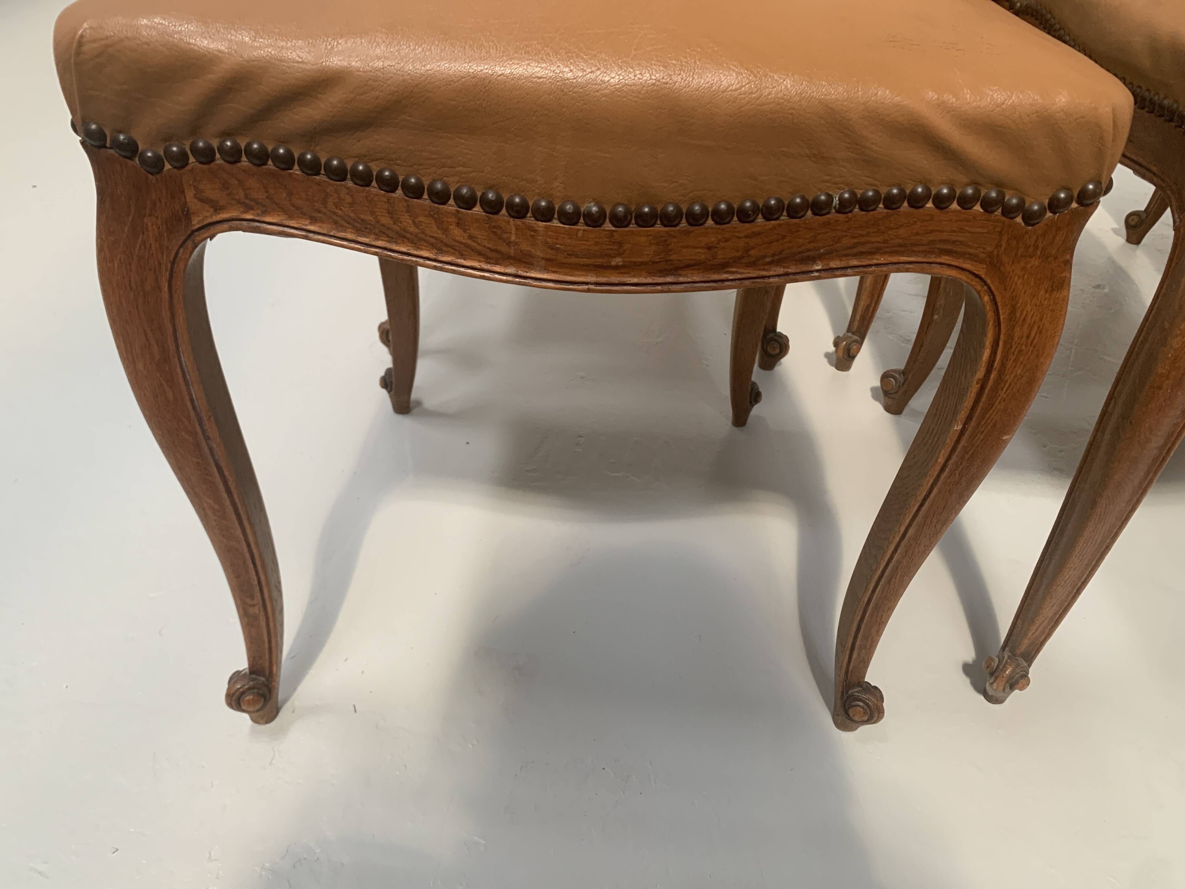 Suite de huit chaises de style Régence en chene massif XX siècle