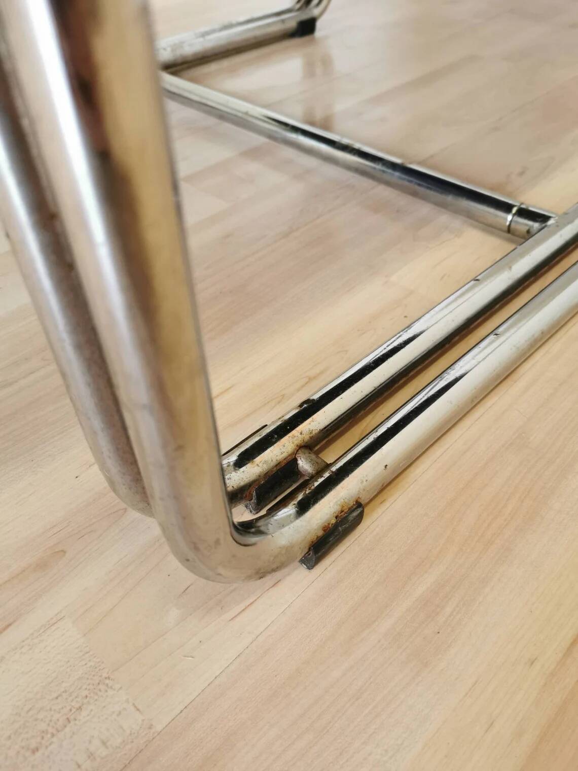 Fauteuil lounge vintage en cuir bleu marine : structure tubulaire chromée, style italien futuriste