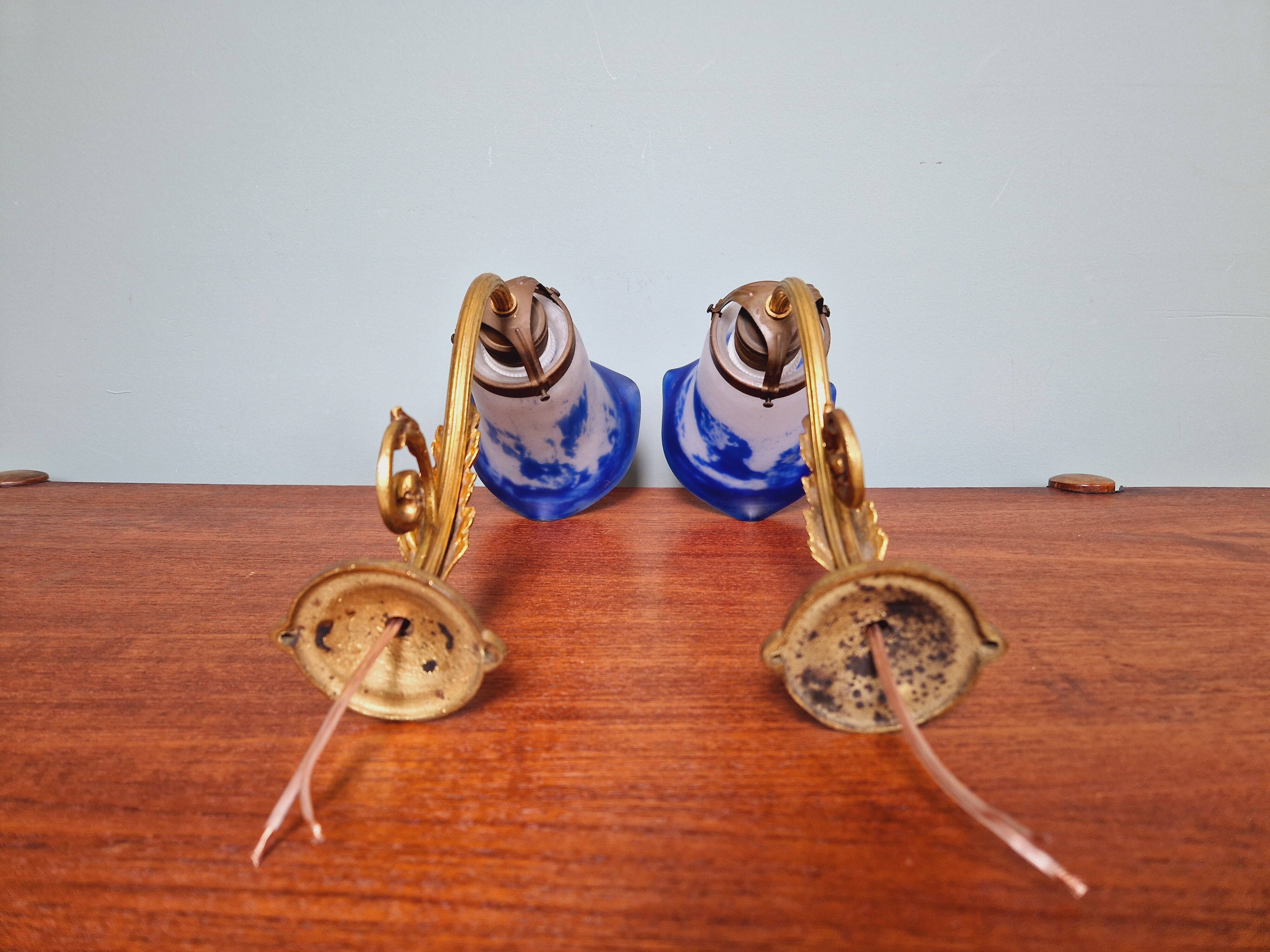 Pair of wall lights in bronze and marmoreal glass