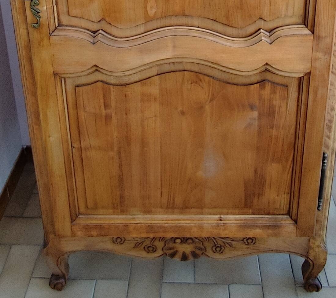 Louis XV rustic bonnetière in solid cherry wood, late 19th to early 20th century.