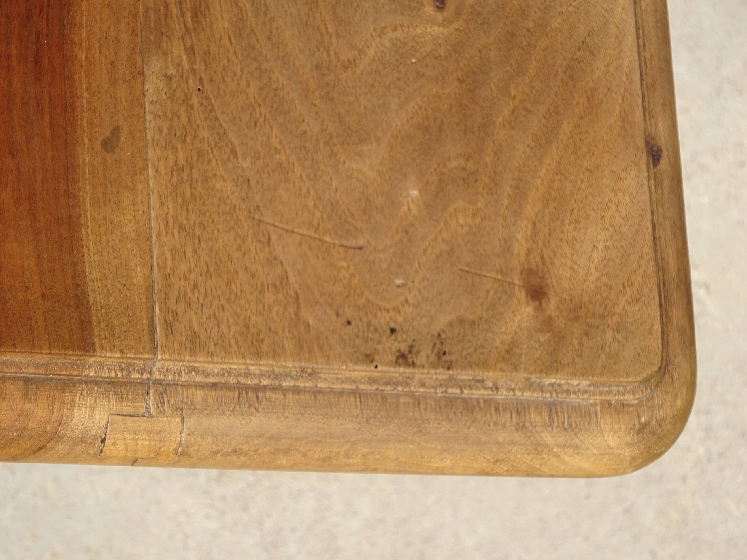 Ancienne table carrée en noyer avec pied central