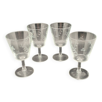 Water glasses with chiseled patterns