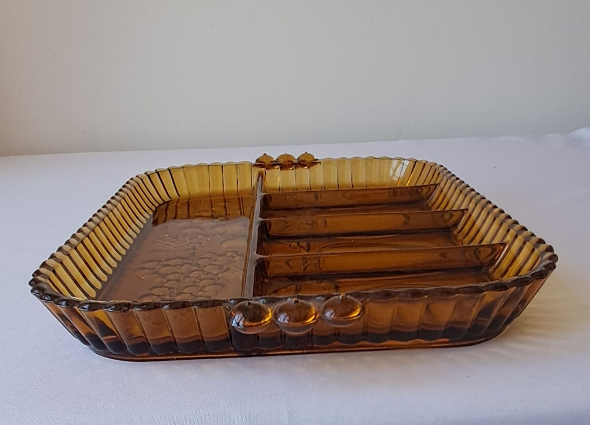 Plateau à compartiments. Verre ambré.  Années 70