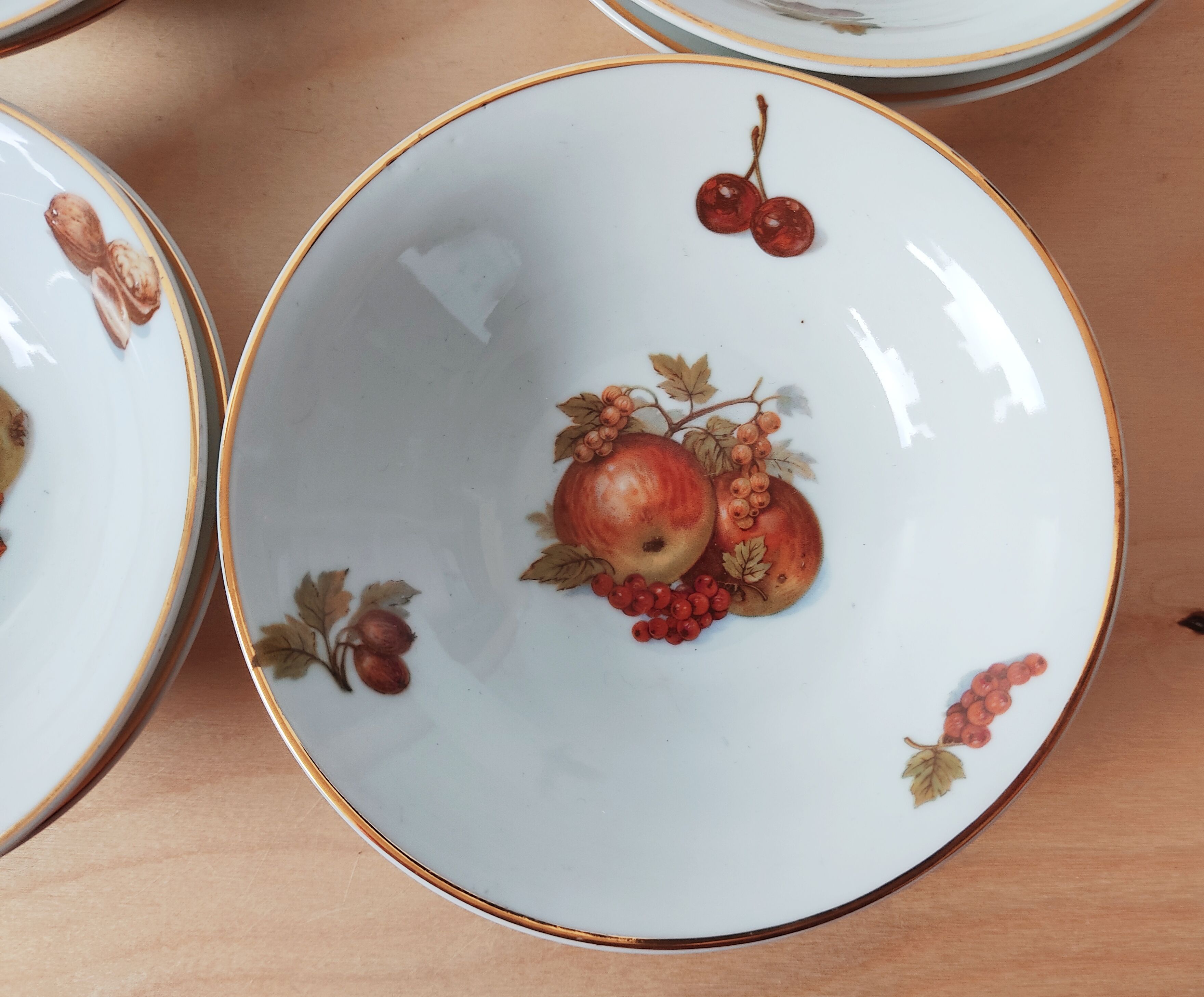 Set of 12 bowls decorated with Creartis Renaix fruit