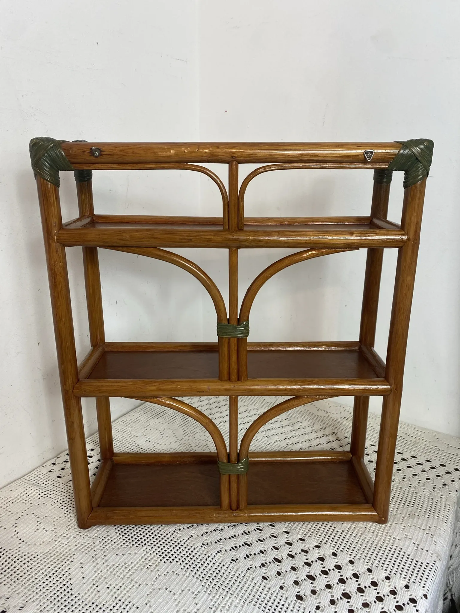 Etagère en bambou et rotin, années 70