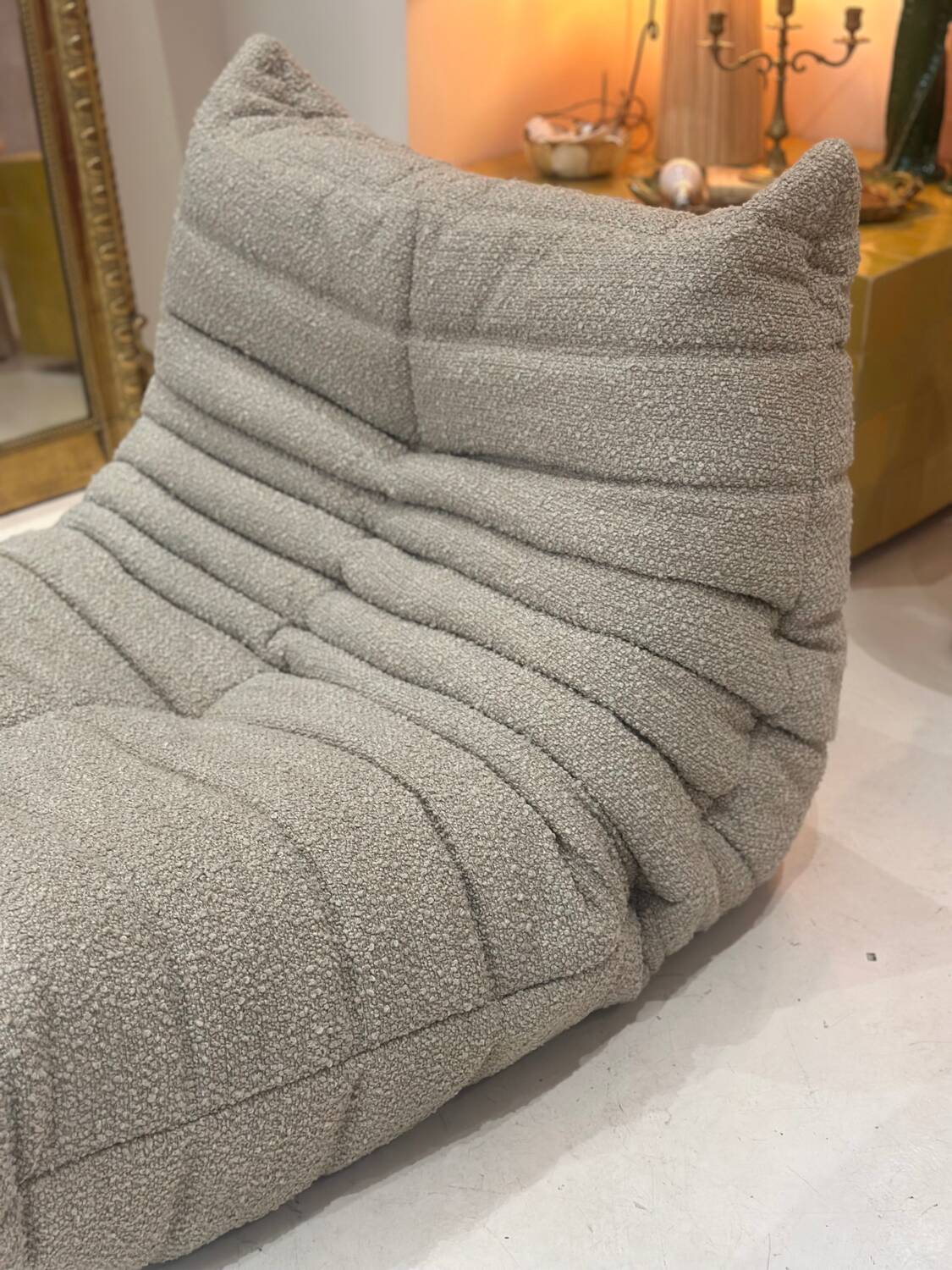 Chauffeuse Togo Ligne Roset par Michel Ducaroy bouclette moka taupe beige