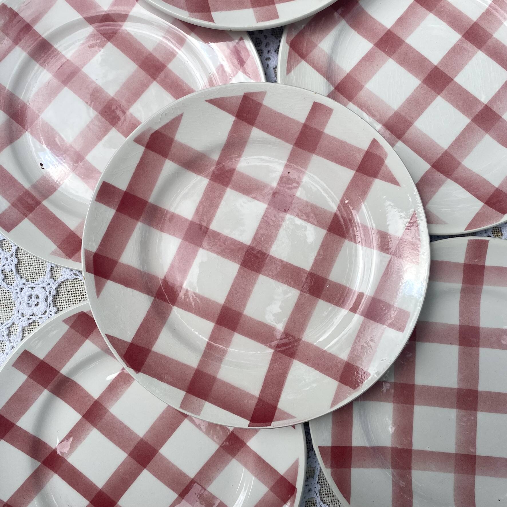 Moulin des Loups plates, "Torchon" checkered pink pattern, 1950s-60s.