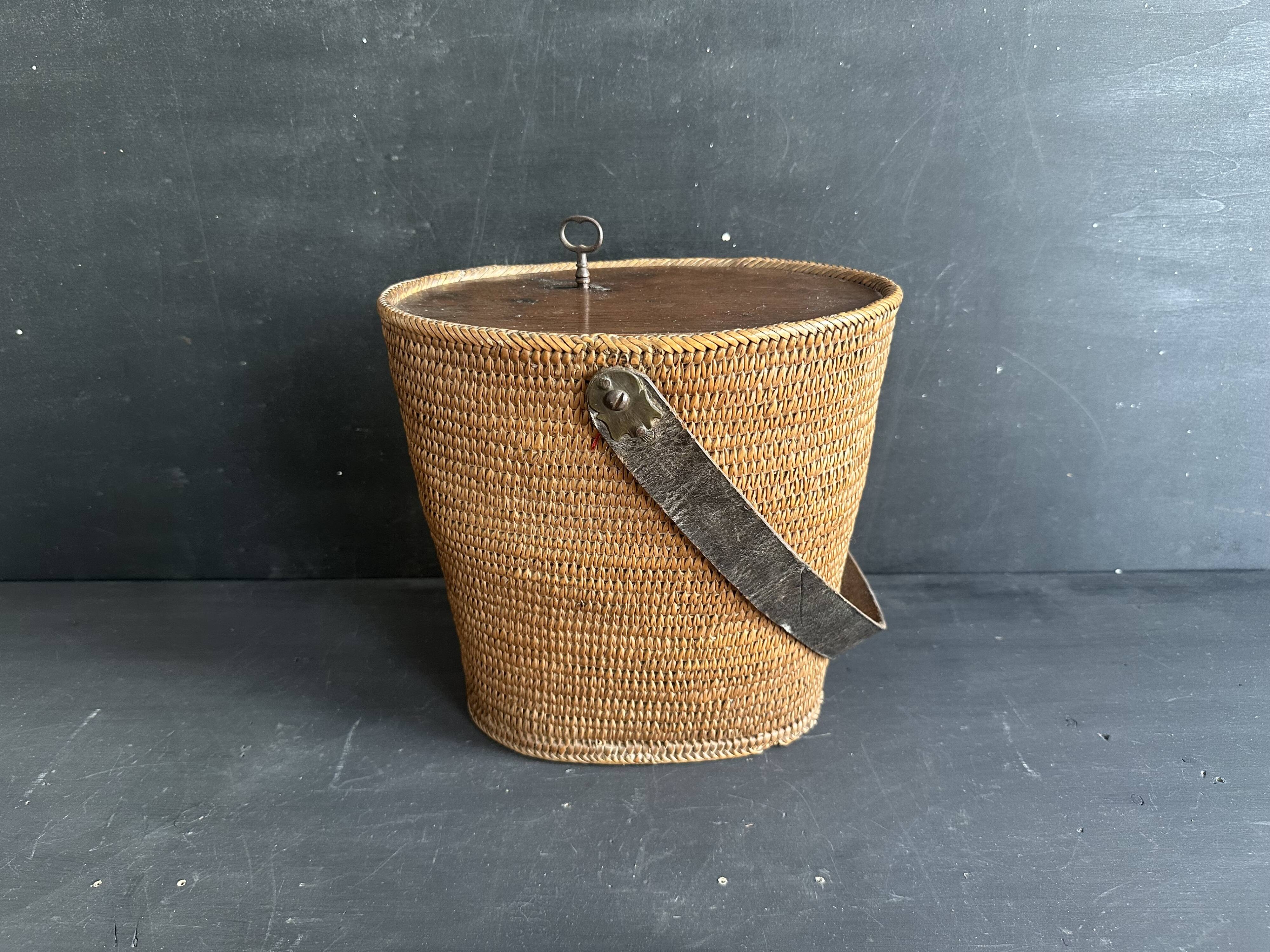 Ancien sac panier en vannerie, bois et cuir, XIXe siècle