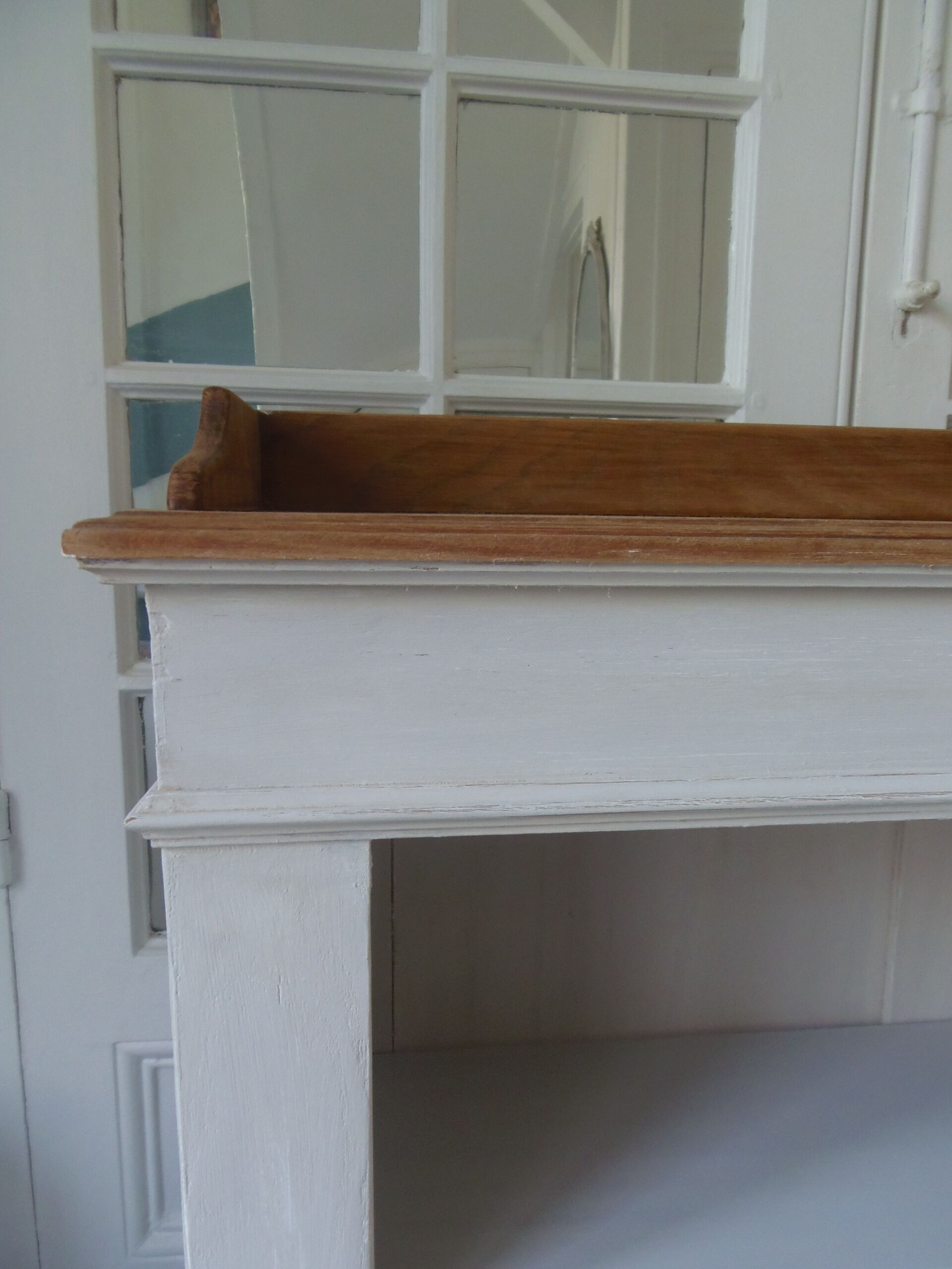 Old patinated pearl gray library, wooden top, composed of 3 adjustable shelves.