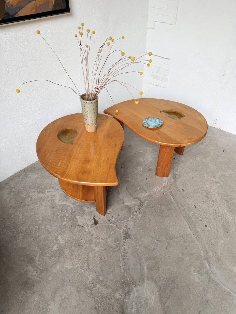 Tables basses en orme formant une goutte