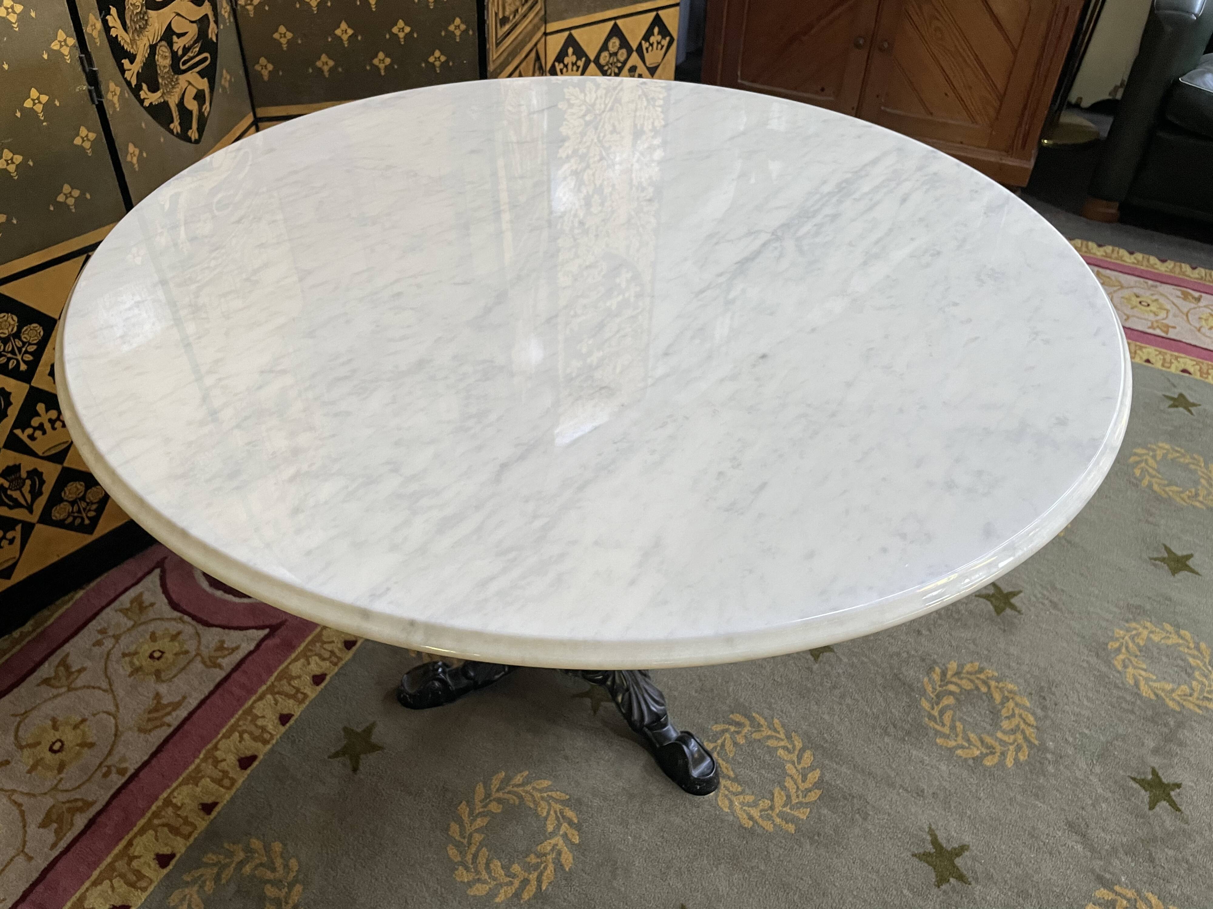 Oval bistro table in cast iron Carrara marble