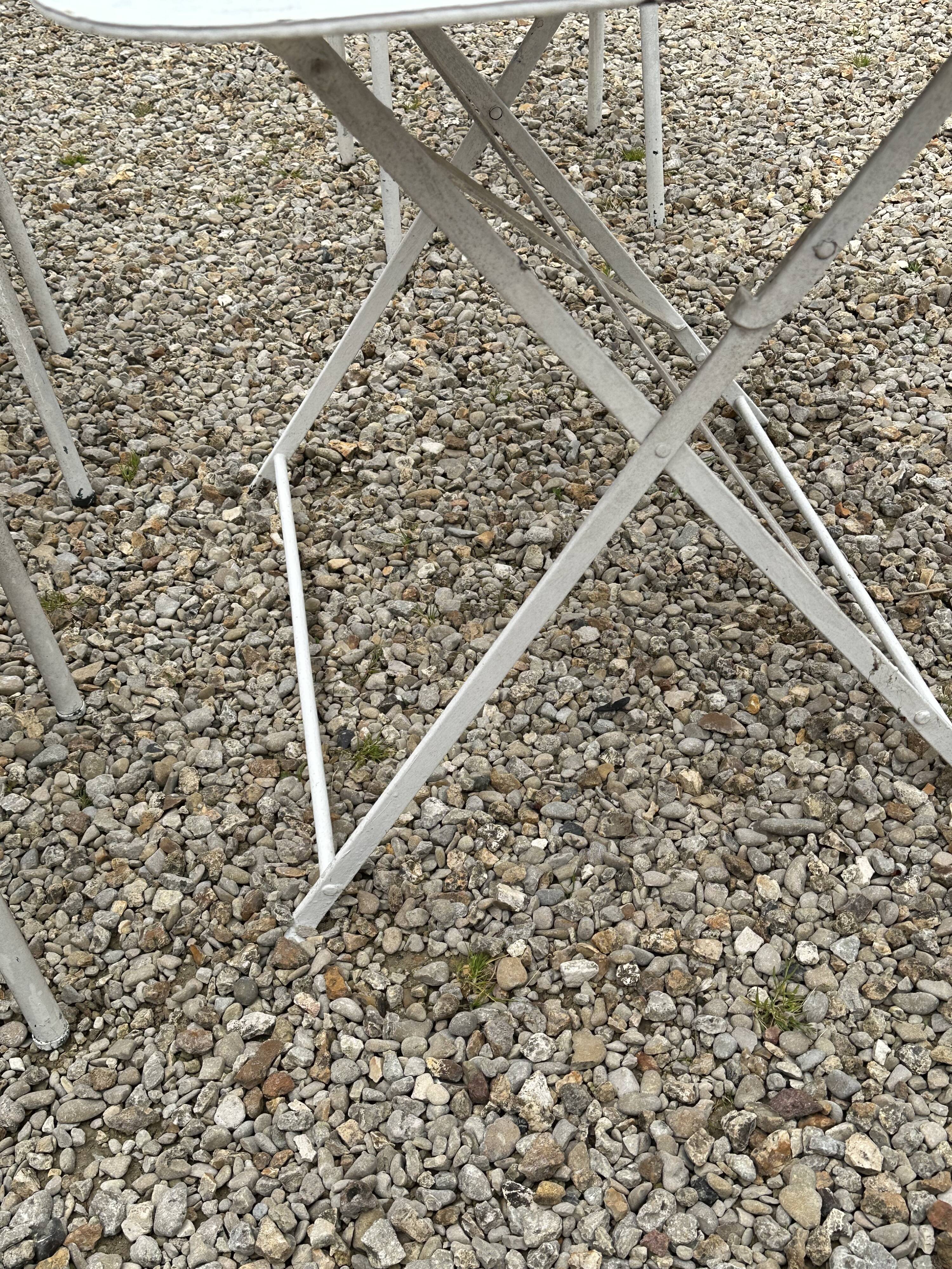 Garden furniture in wrought iron and wooden slats composed of two armchairs, 4 chairs and a table.