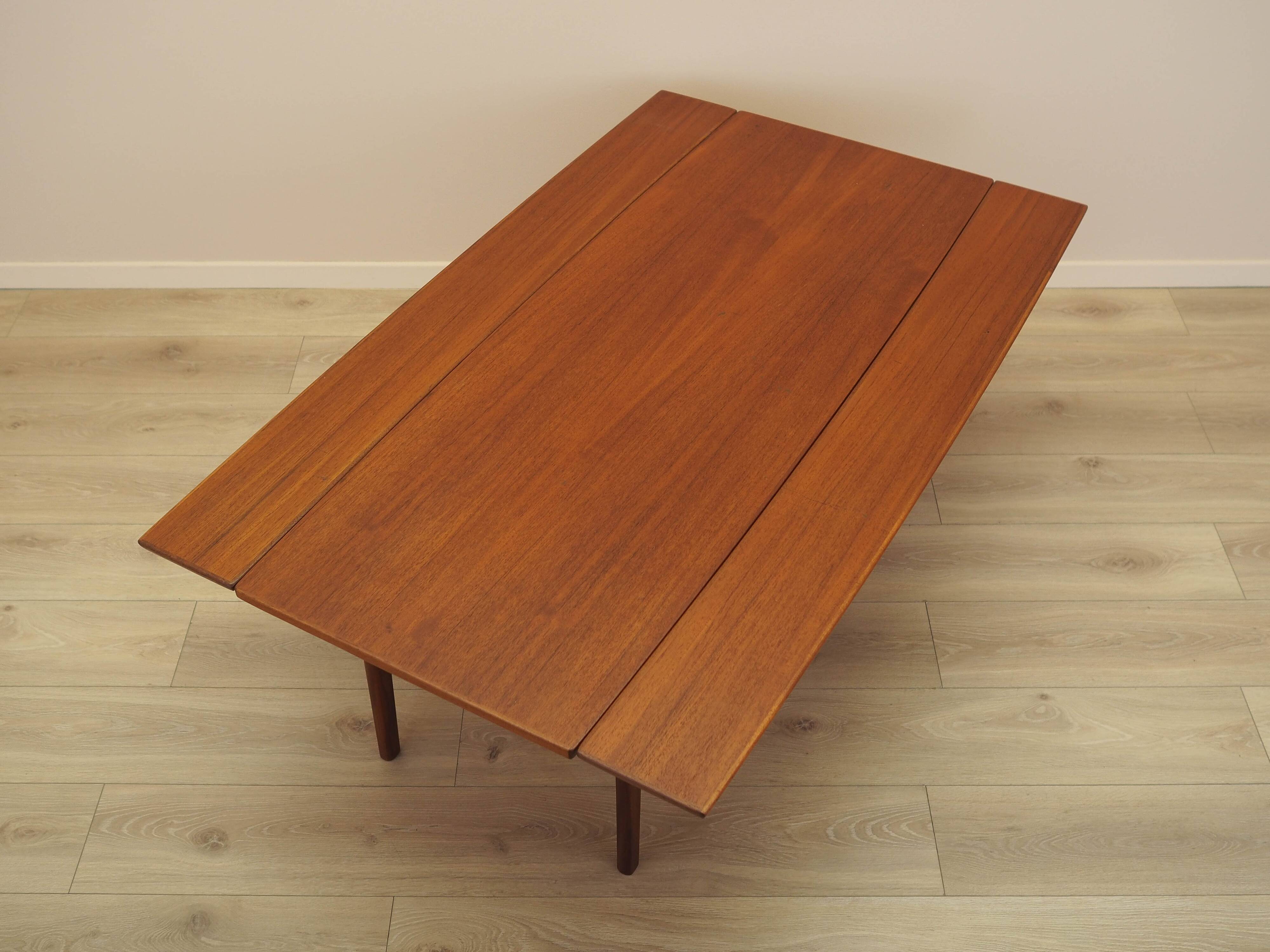 Table basse en teck danois avec étagère, années 1960