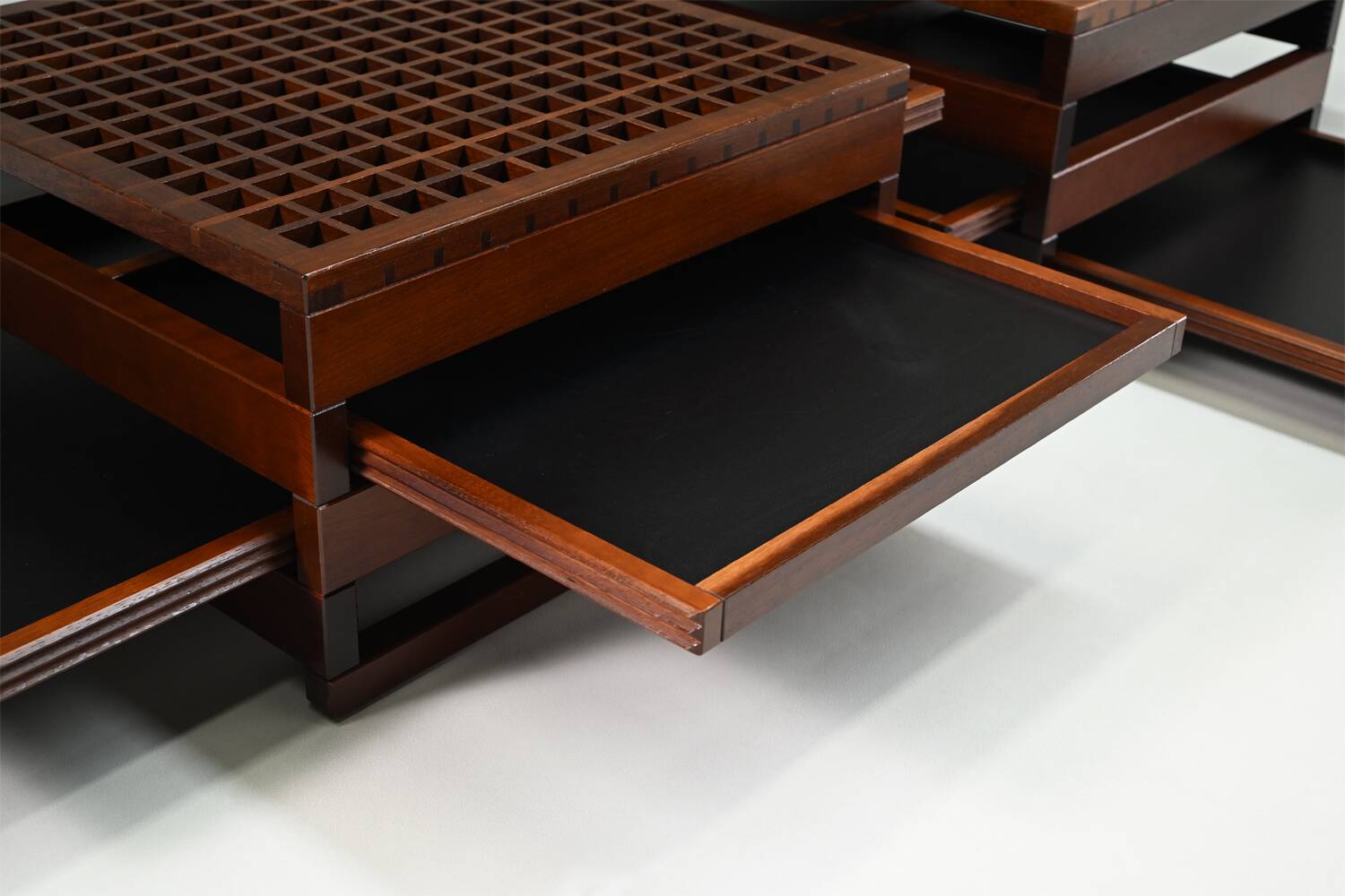 Set of 2 Tetra tables by Bernard Vuarnesson for Bellato, 1980s Italy.