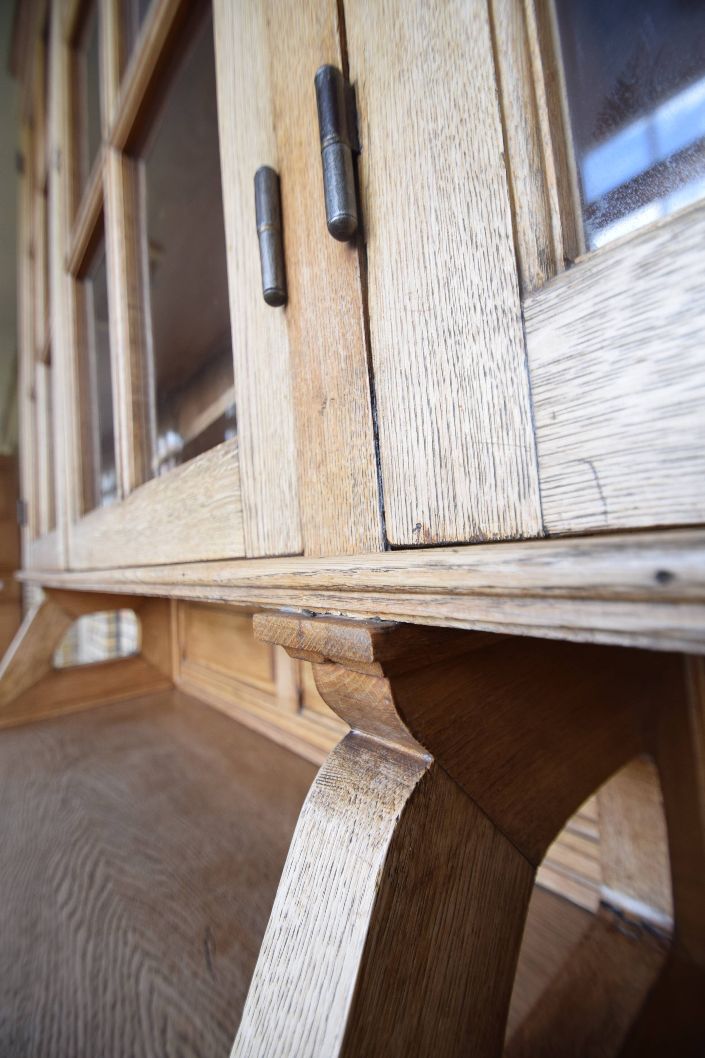 Glass library of a medical school in solid oak from the 1950s.