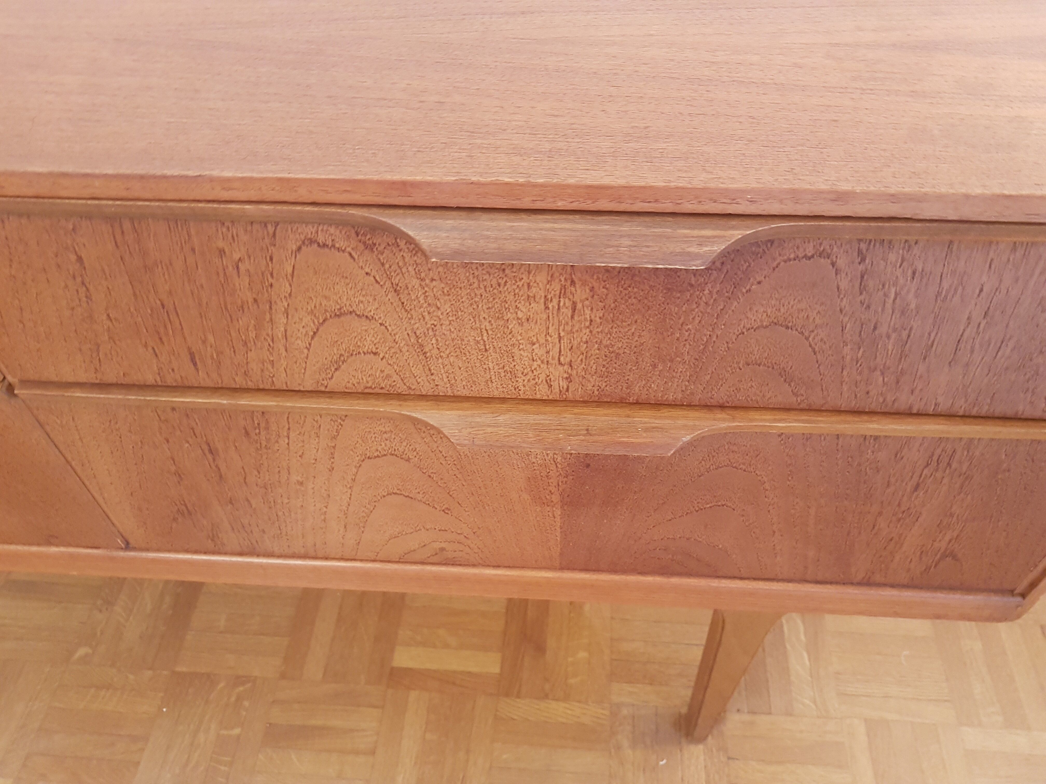 Small scandinace line in clear teak