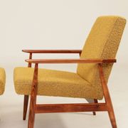 Deux chaises longues vintage en bouclée moutarde, design du milieu du siècle, 1960.