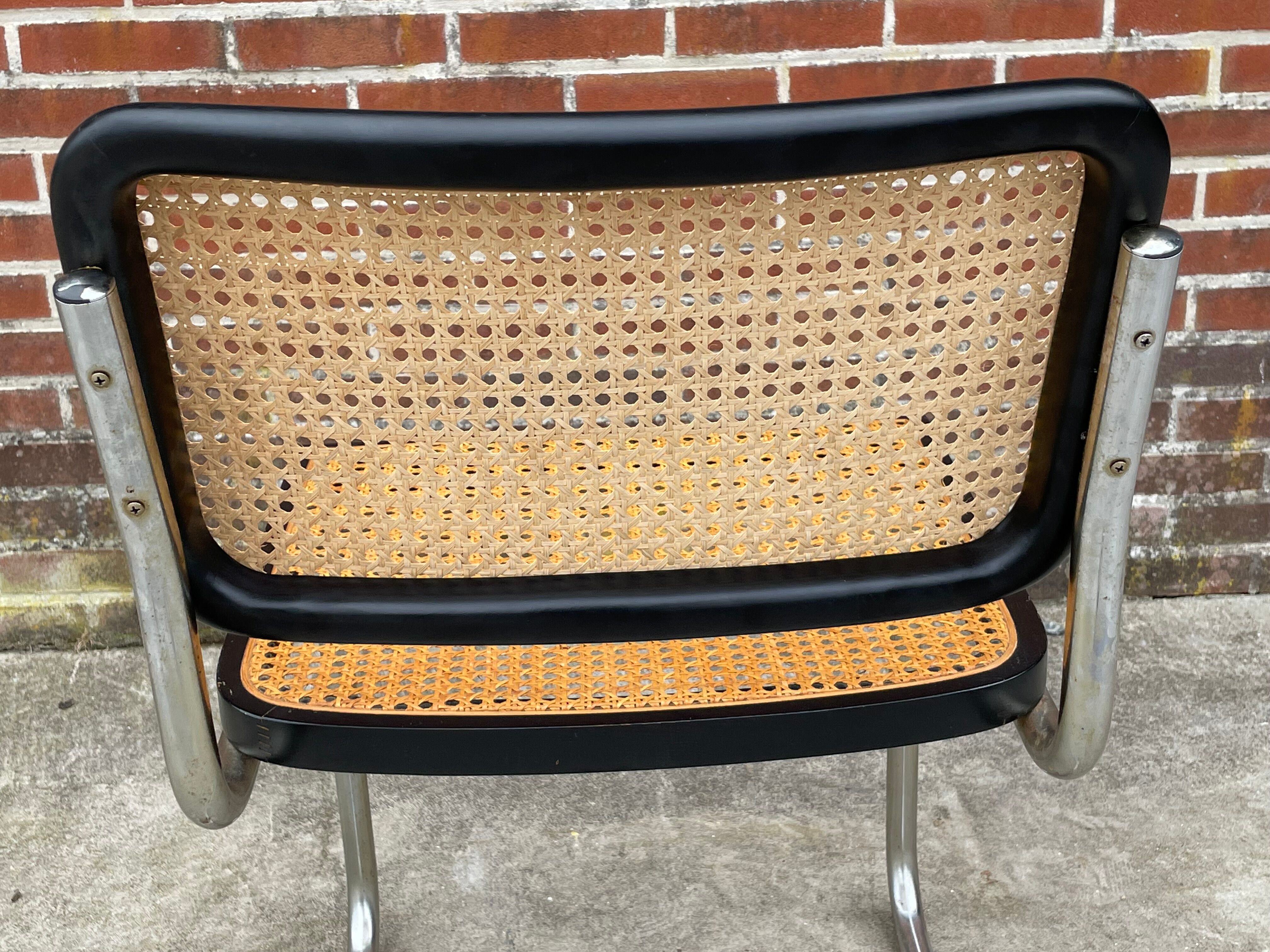 Suite de 4 chaises vintage modèle Cesca B32 en noir et chrome