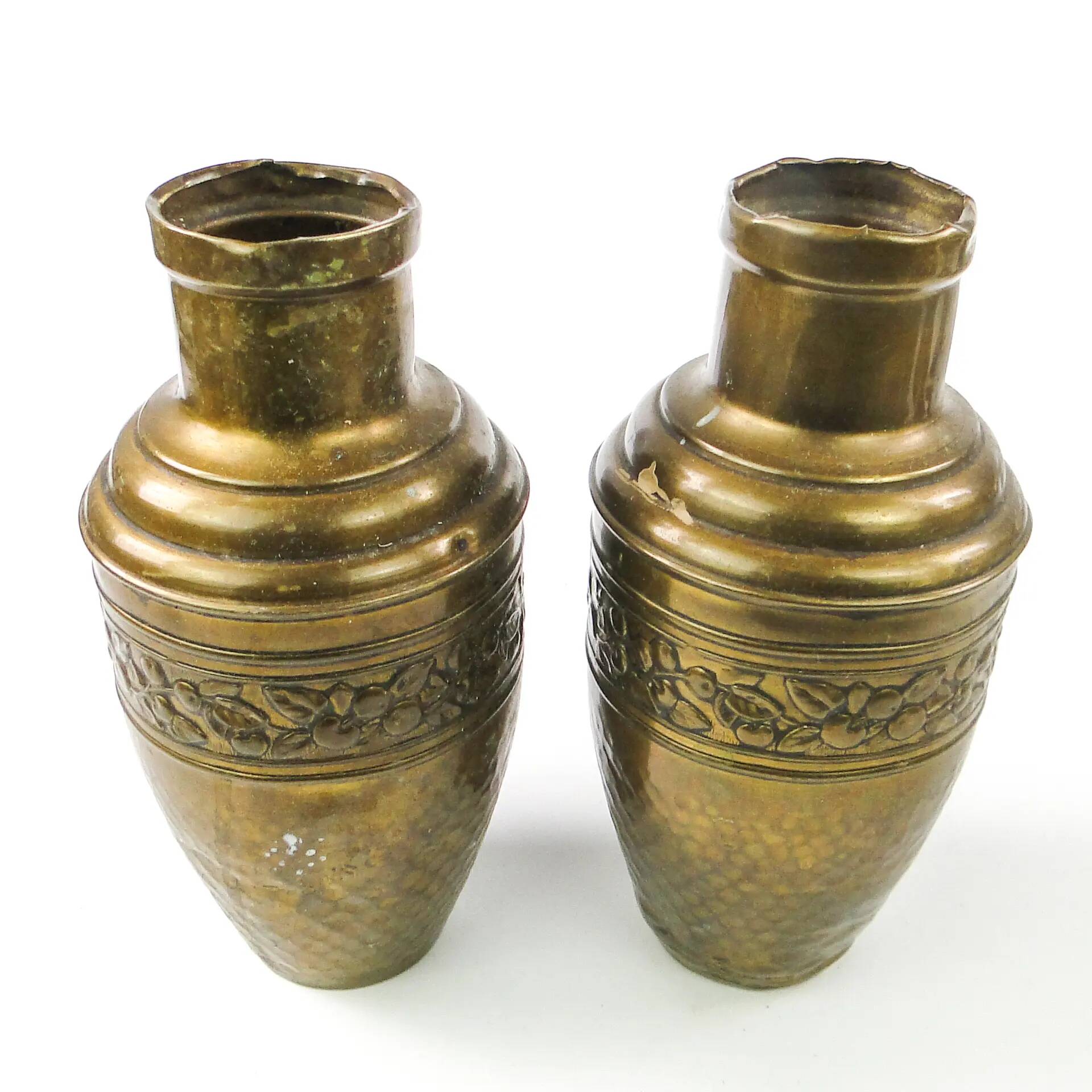 Paire d'amphores Art Nouveau, laiton, France, début du XXe siècle