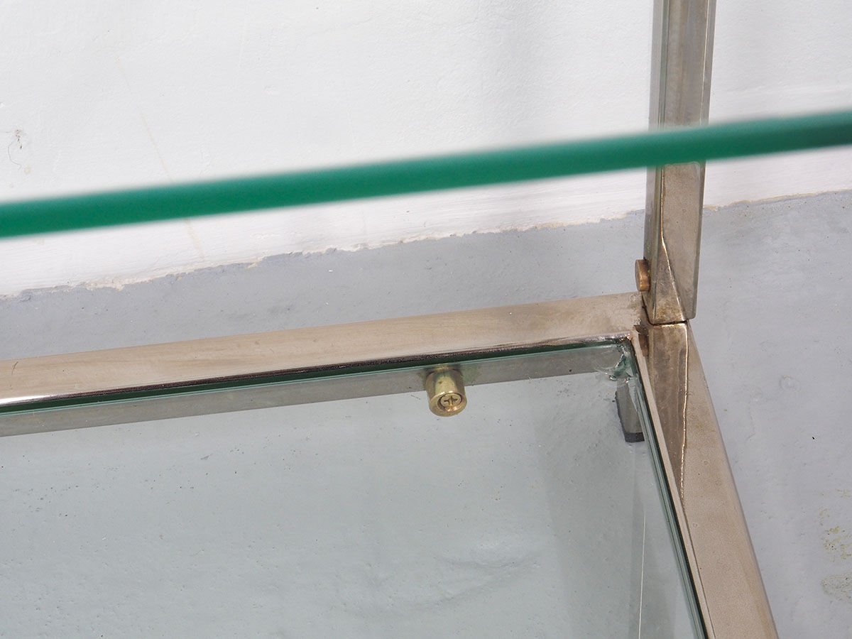 Hollywood regency style brass and glass showcase, 1970's