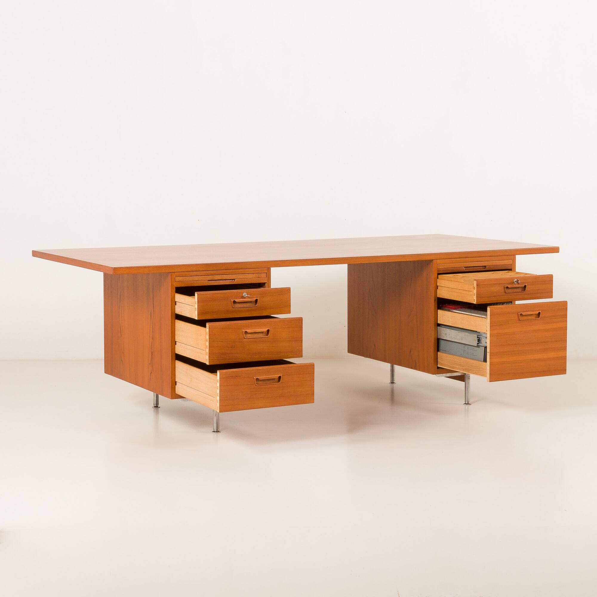 Bureau de direction extra large en teck, style danois du milieu du XXe siècle, années 1970