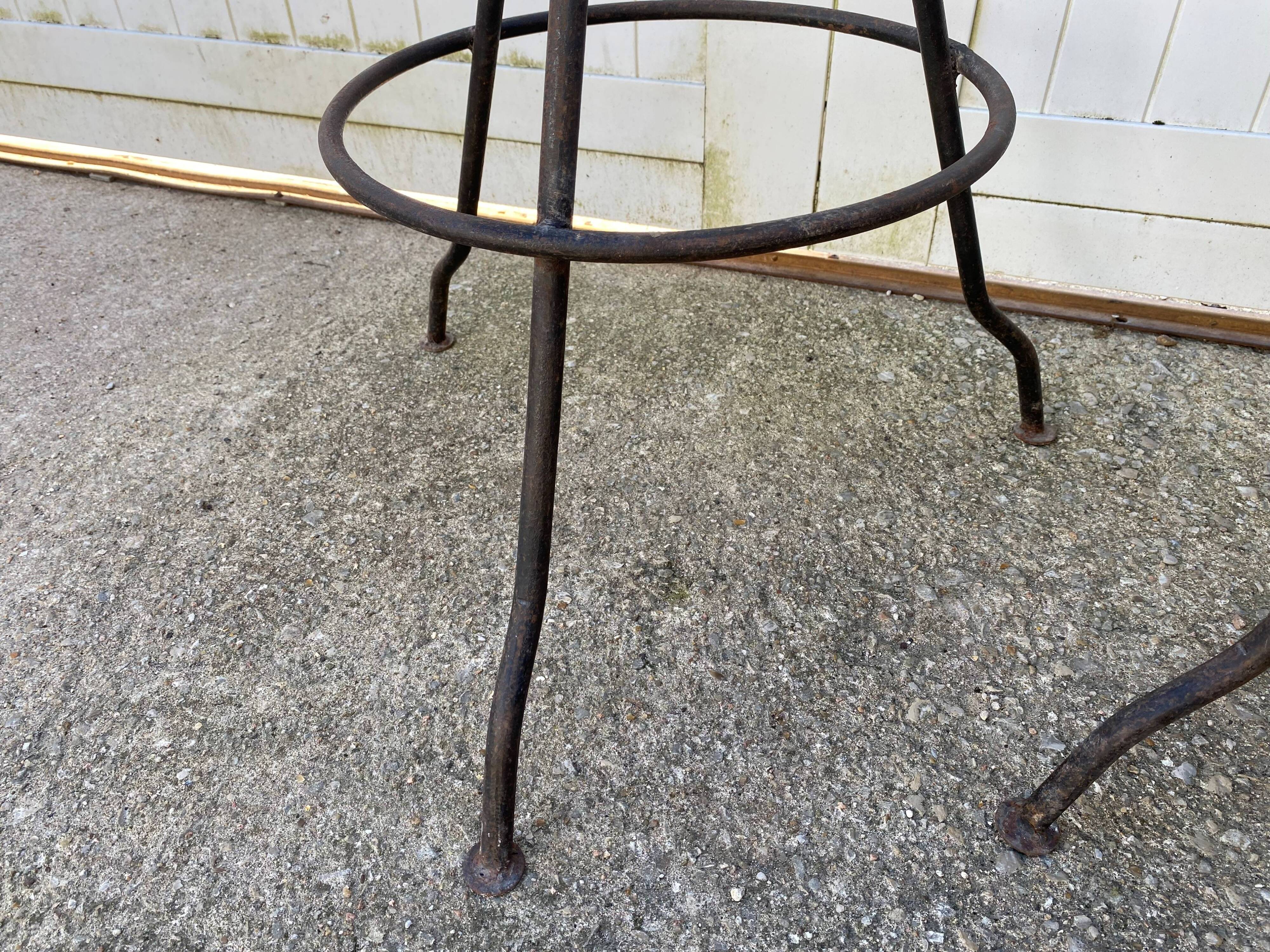 Paire de tabourets de bar pivotants artisanaux en métal de style industriel, 1950