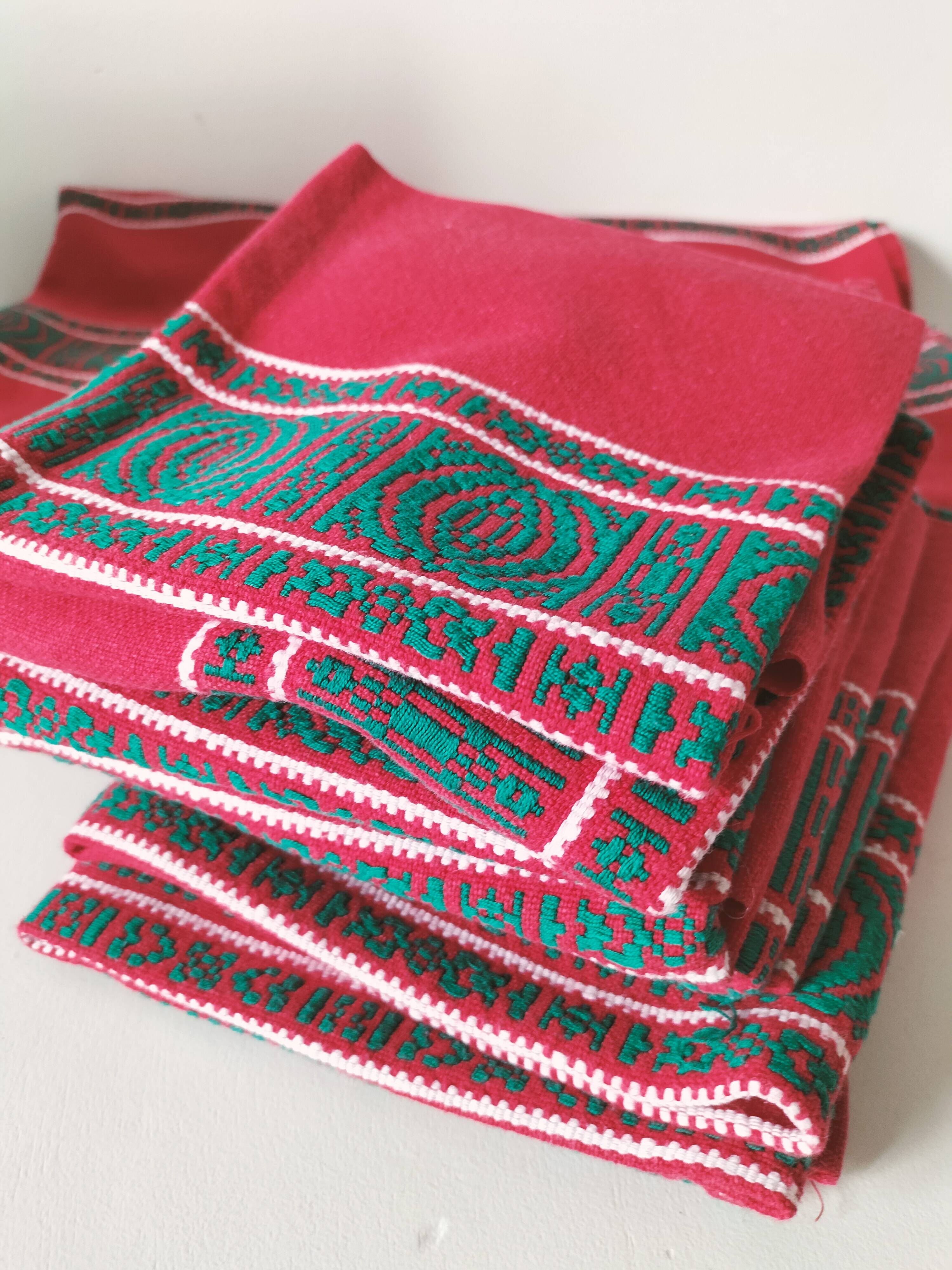 Red Basque tablecloth + 8 emerald green embroidered napkins