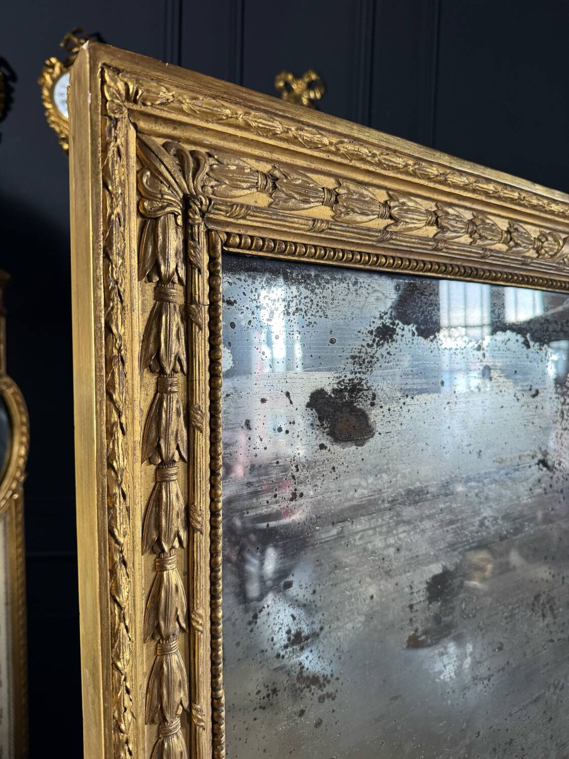 Paire De Miroirs Du Début Du XIXe En Bois Doré De Style Louis XVI
