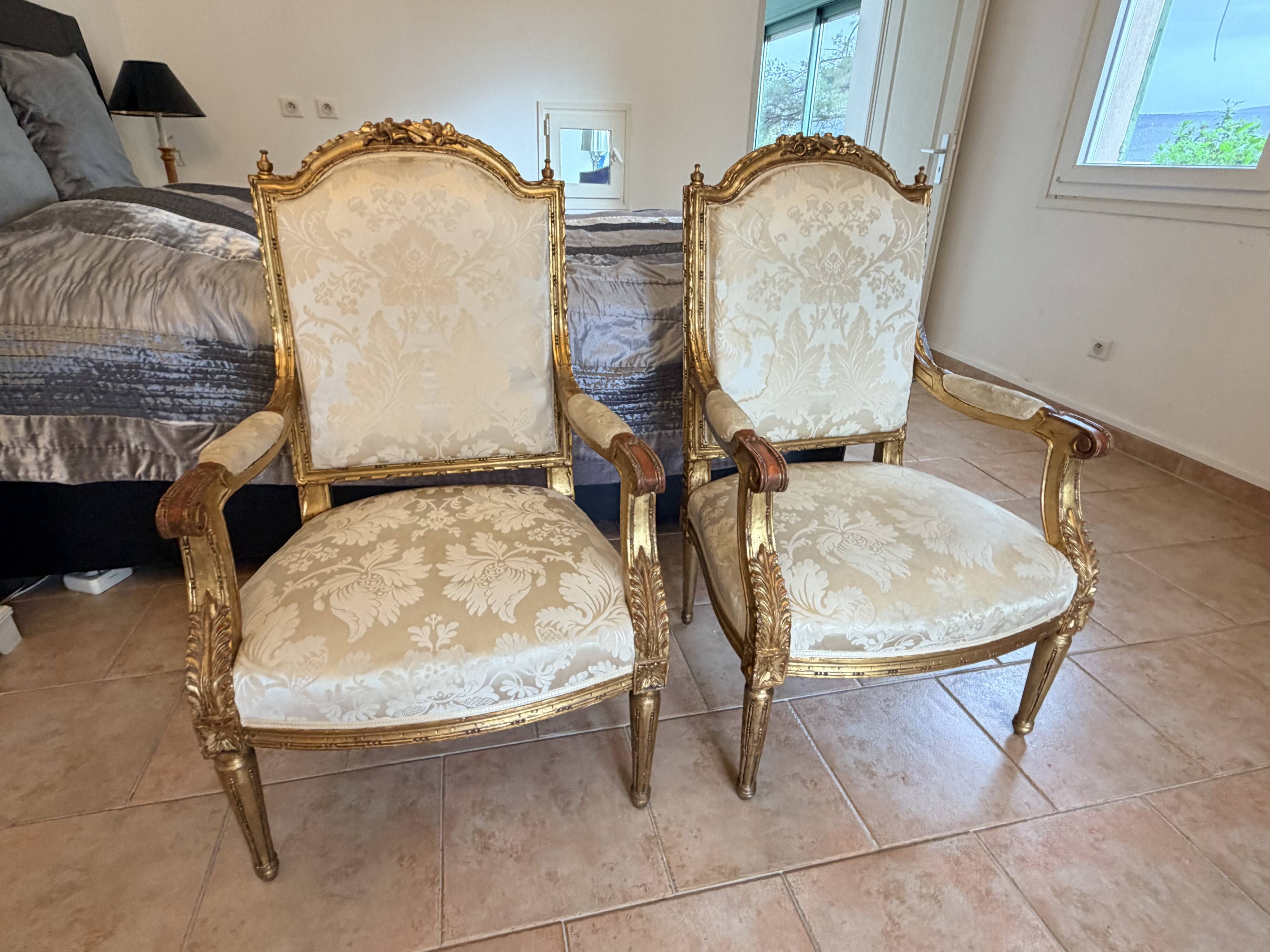 Paire de fauteuils français Louis XVI en or doré et blanc sculpté