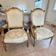 Paire de fauteuils français Louis XVI en or doré et blanc sculpté
