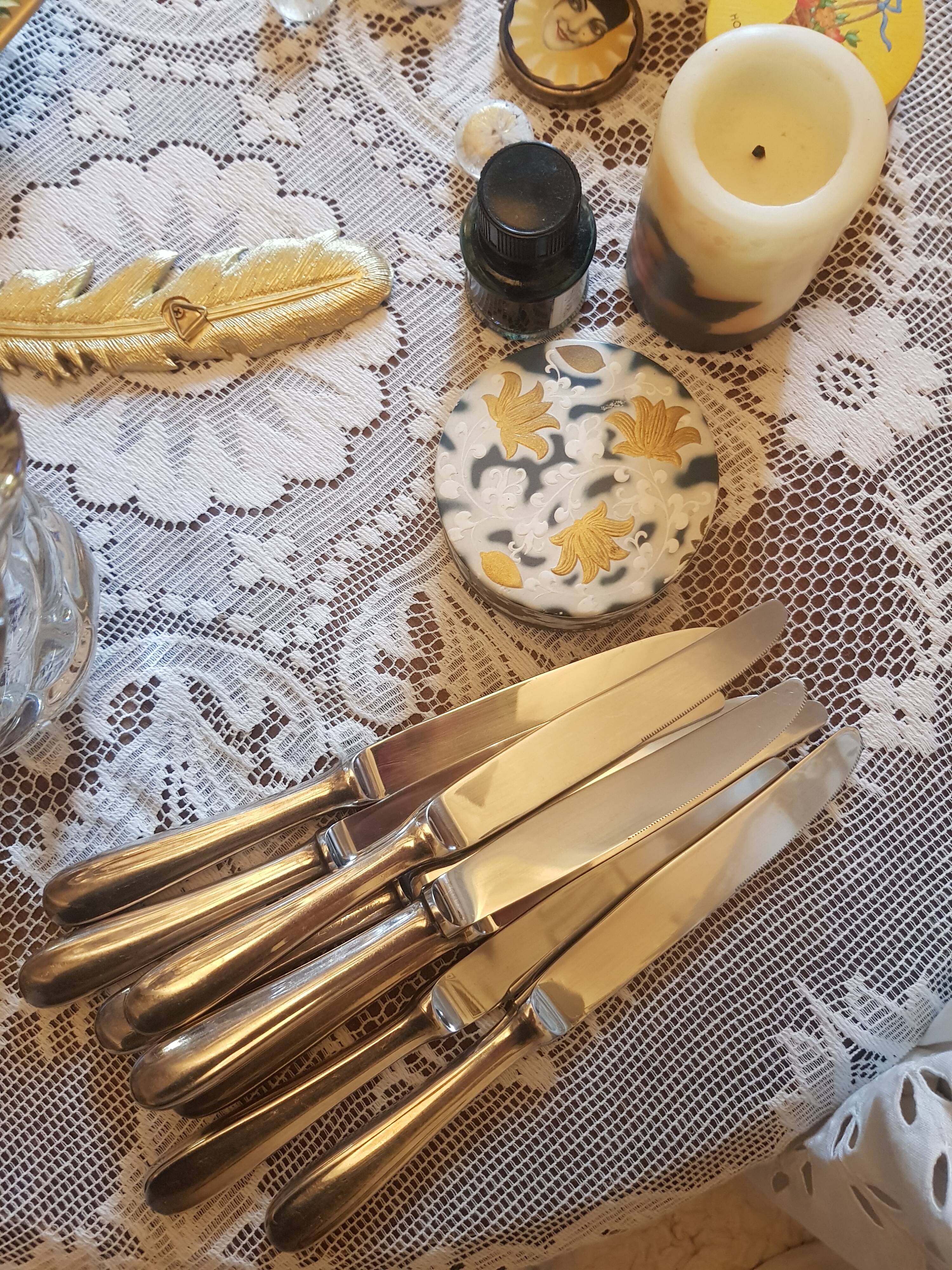 Set of 8 silver metal knives