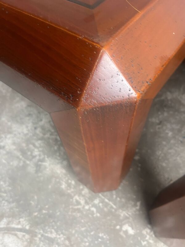 Paire de tables d'appoint années 1970 en parquet à damier — Bois brun noyer chaleureux, motif géométrique