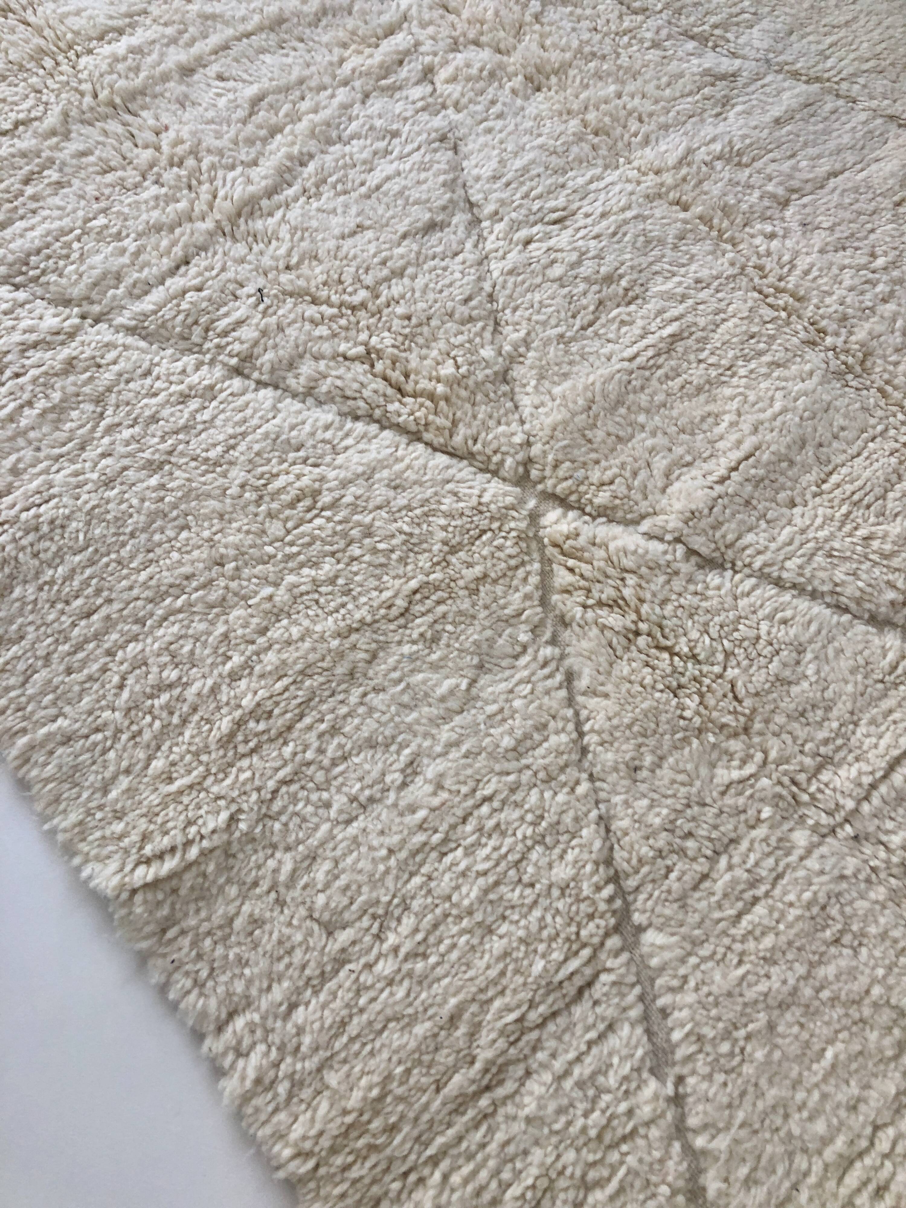 Moroccan Berber carpet Beni Ouarain with diamonds ecrus 2,44x1.61m