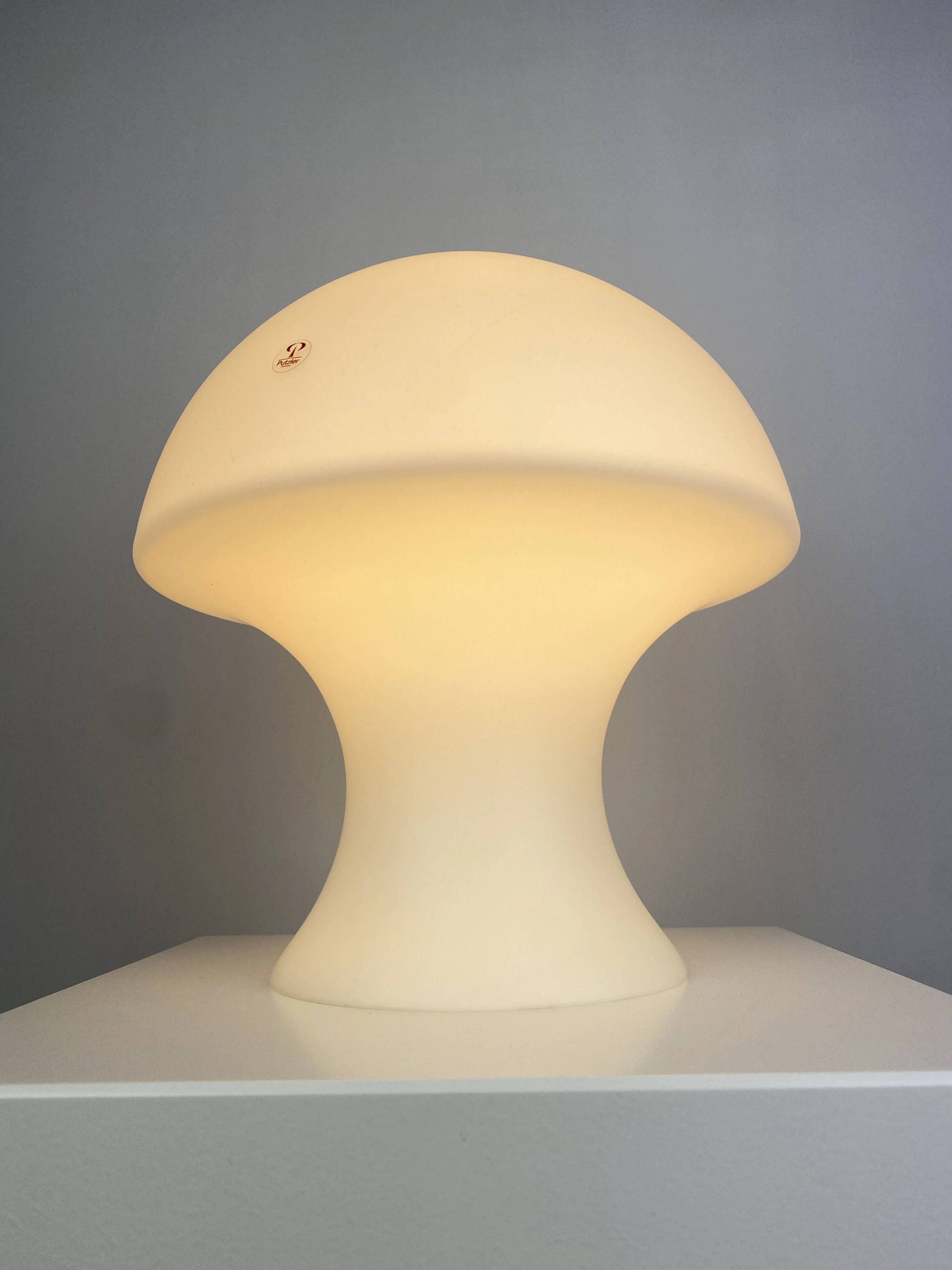 Lampe de table champignon en verre lait blanc Peill et Putzler 1970