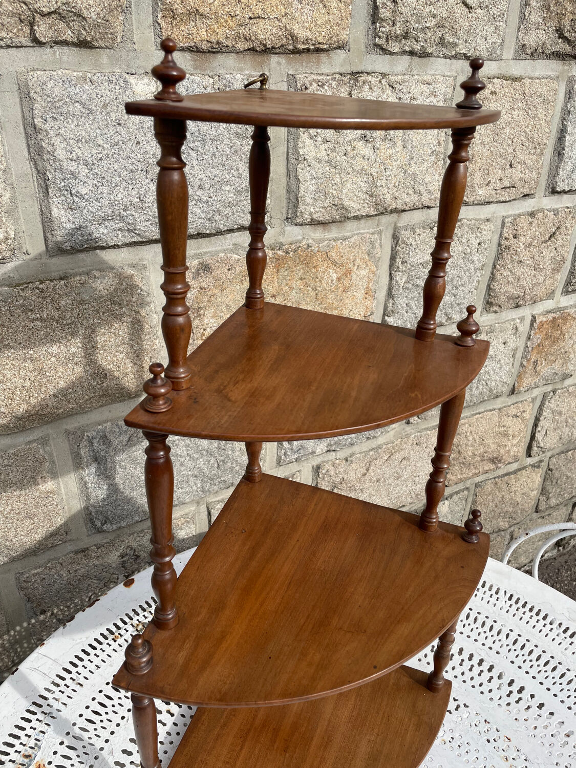 Unité d'angle française vintage en bois avec quatre étagères.