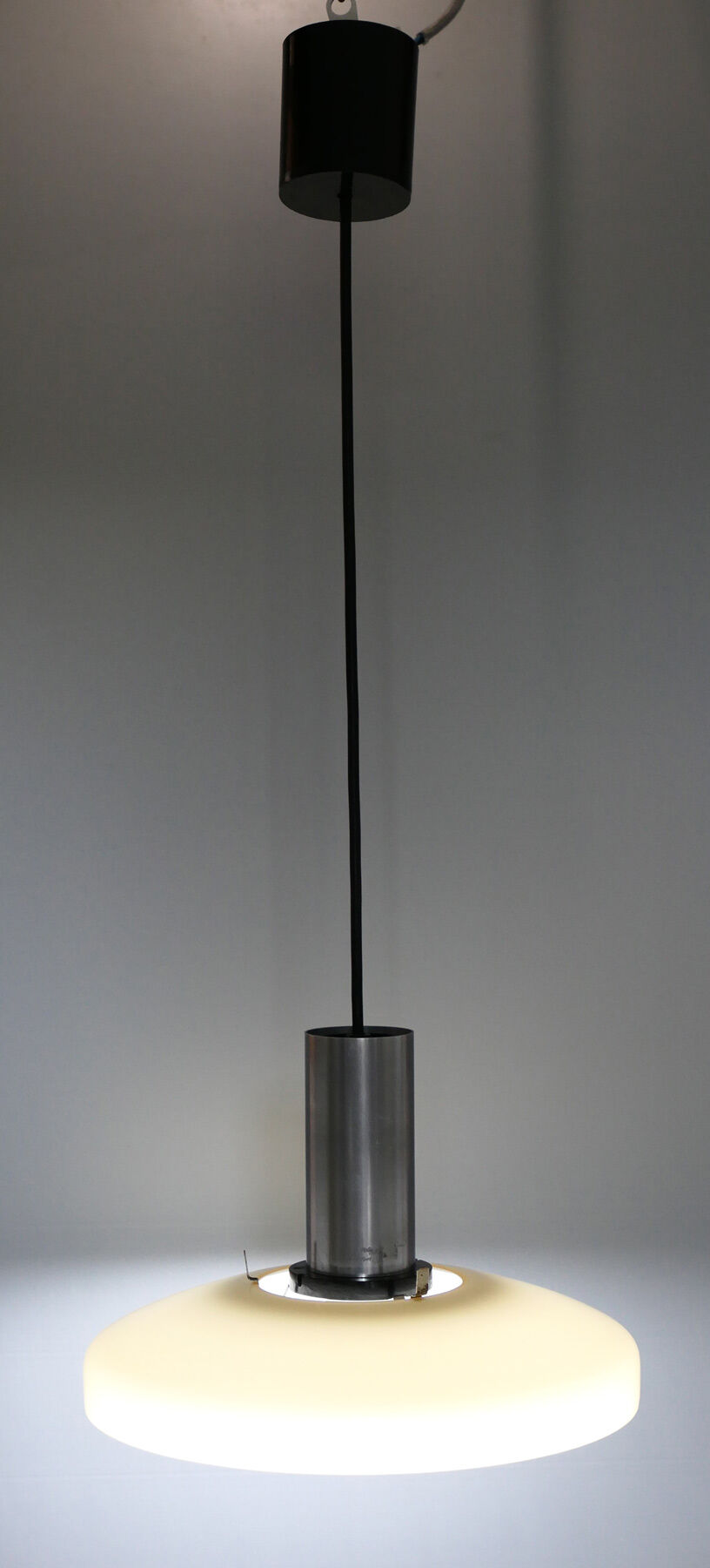 Suspension vintage avec abat-jour en verre opalin beige années 60-70