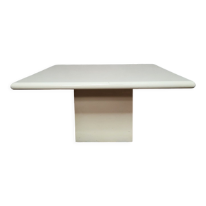 Table basse en bois laqué