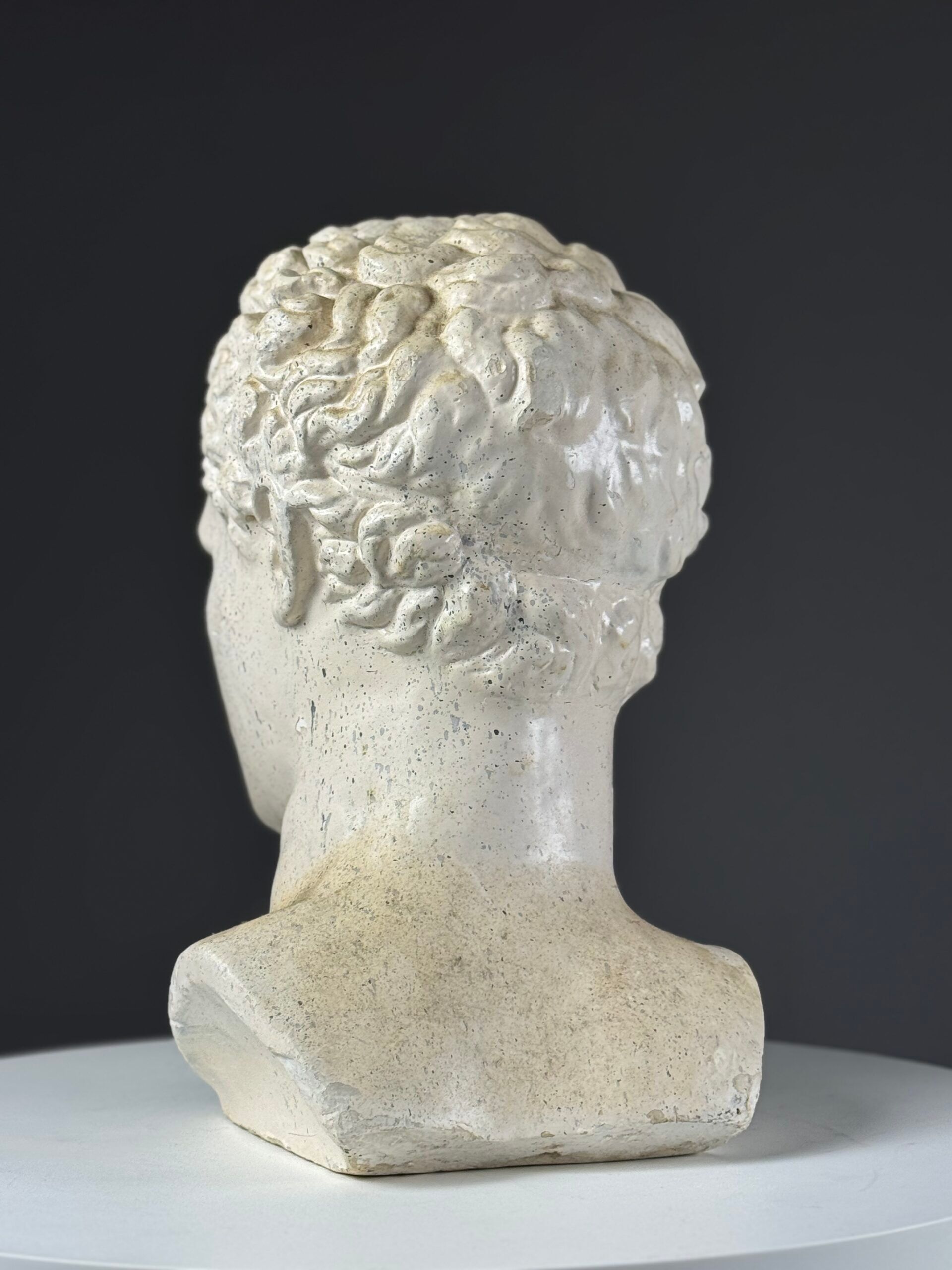 Sculpture de tête d'Hermès en plâtre